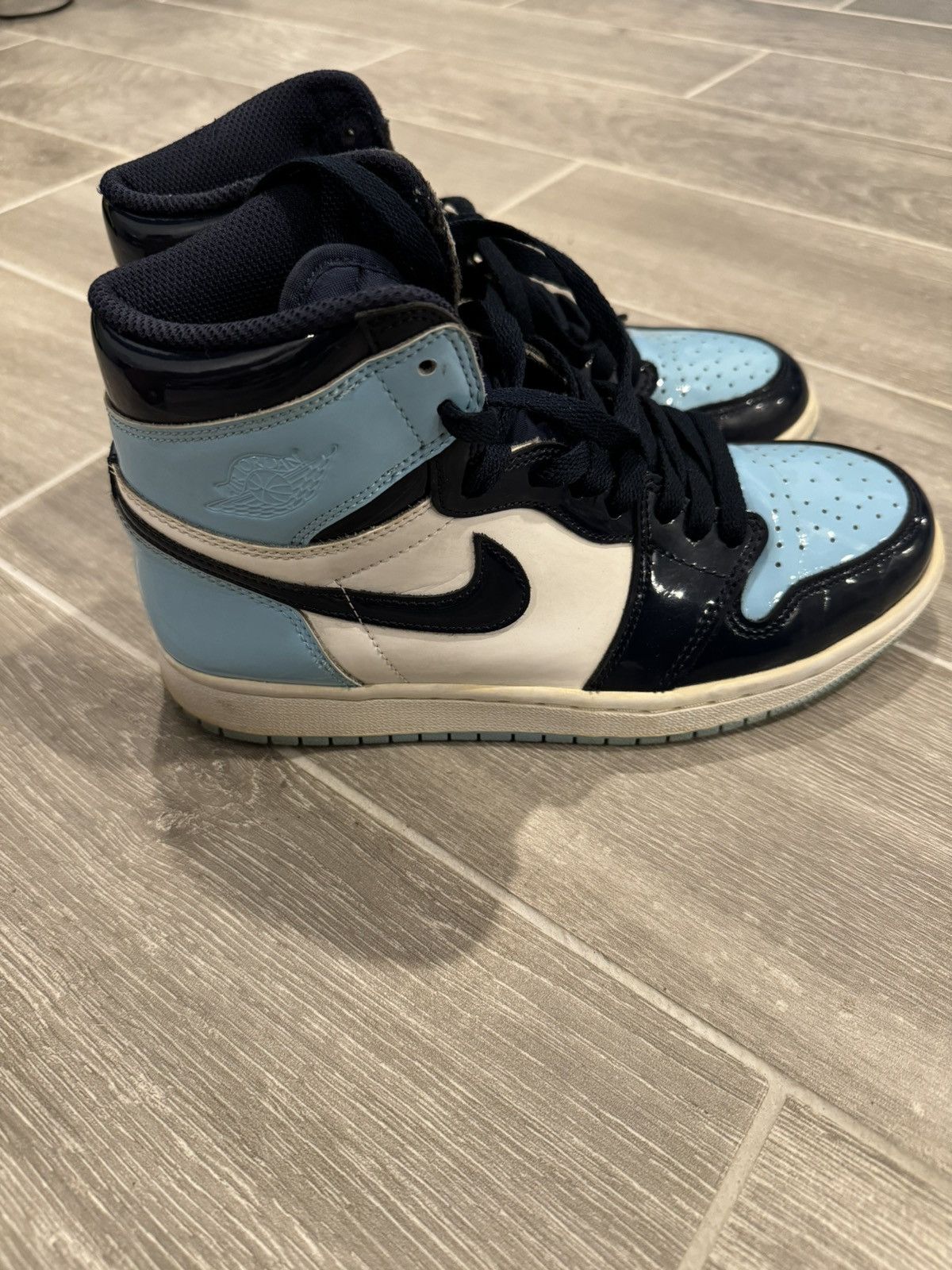 Nike Jordan 1 Retro High UNC Patent (Women's) Size US 7 / IT 37 - 2 Thumbnail