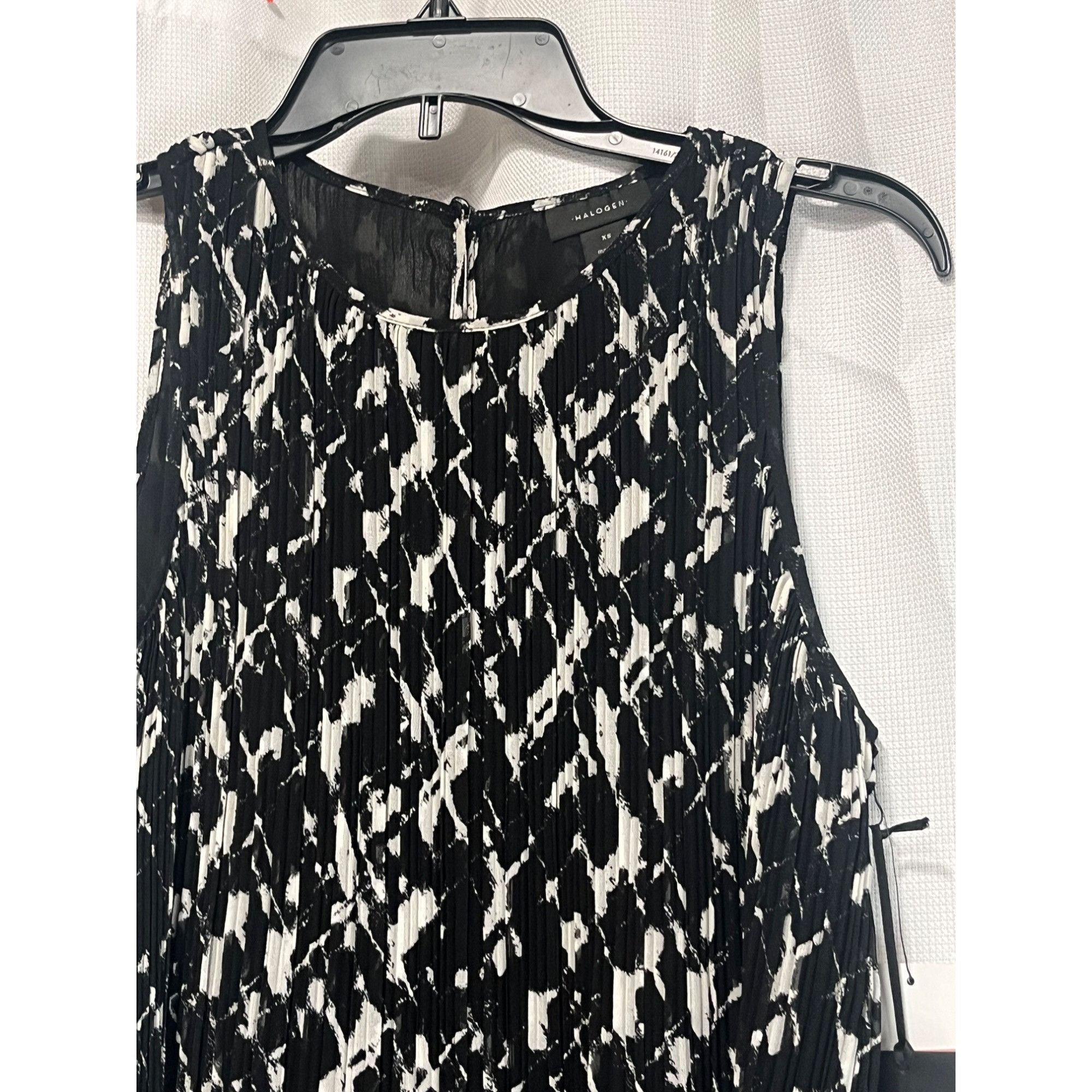 Other Halogen(R) Sleeveless Pleated Georgette Top in Black- Ivory Size XS / US 0-2 / IT 36-38 - 9 Thumbnail