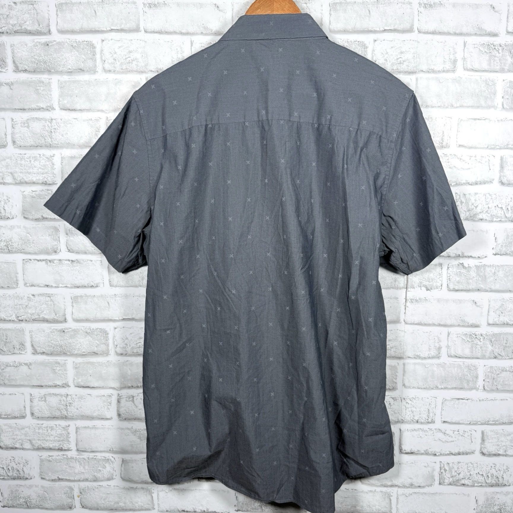 TravisMathew Travis Mathew Shirt Grey Short Sleeve Button-Down Mens L Casual Everyday Adults Mens L Gray Button-Up Casual Shirt Size US 33 - 5 Thumbnail
