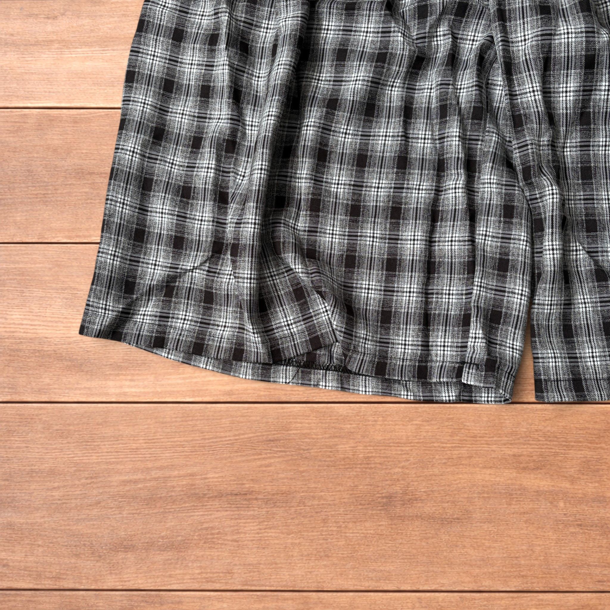 Japanese Brand Super baggy checkered lightweight shorts in black/beige. Size US 32 / EU 48 - 5 Thumbnail