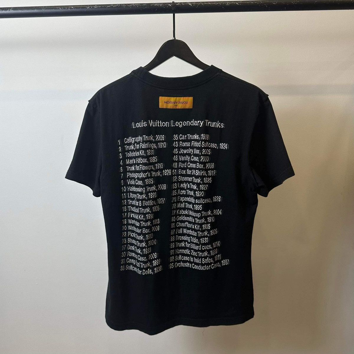 Louis Vuitton Legendary Trunks Tシャツ Louis Vuitton Black Legendary Trunks T-Shirt – Savonches