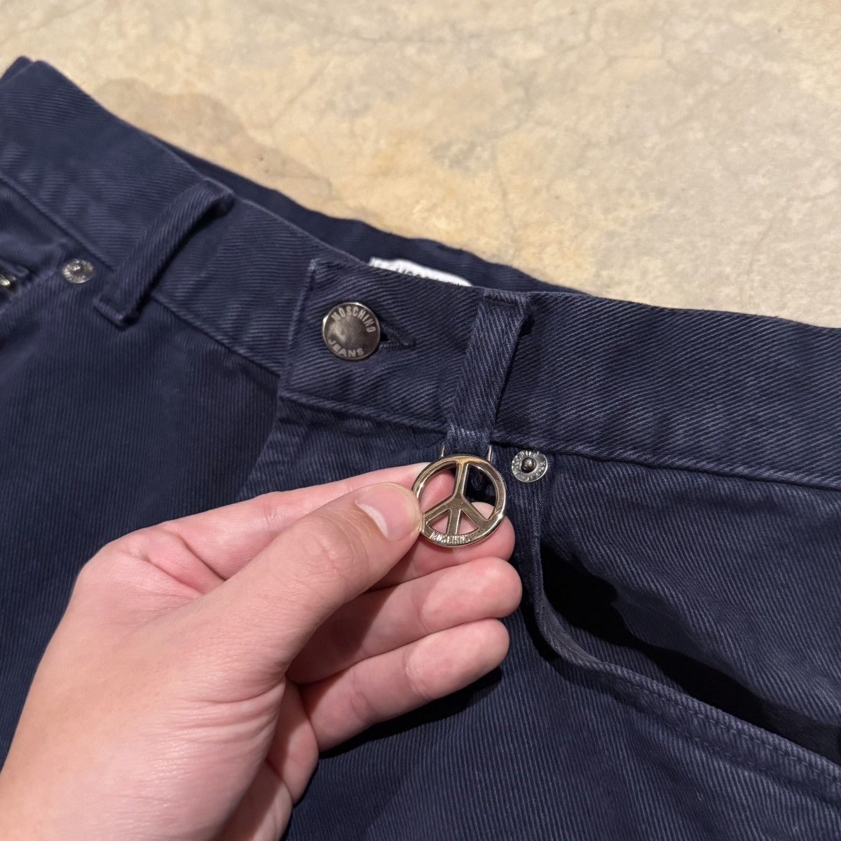 Moschino Vtg 1990s Moschino Love Peace Emblem Charm Faded Jeans ERD Size US 30 / EU 46 - 5 Thumbnail