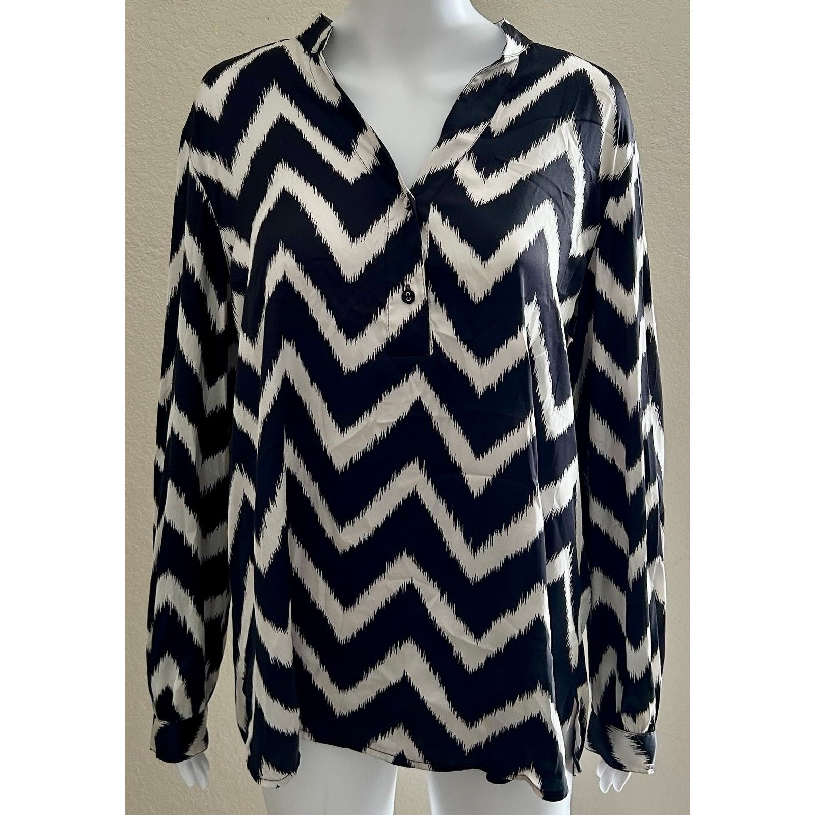 Chicos Chico's | Women's Flowy Chevron Print Long Sleeve Top | 2 Size XS / US 0-2 / IT 36-38 - 1 Thumbnail