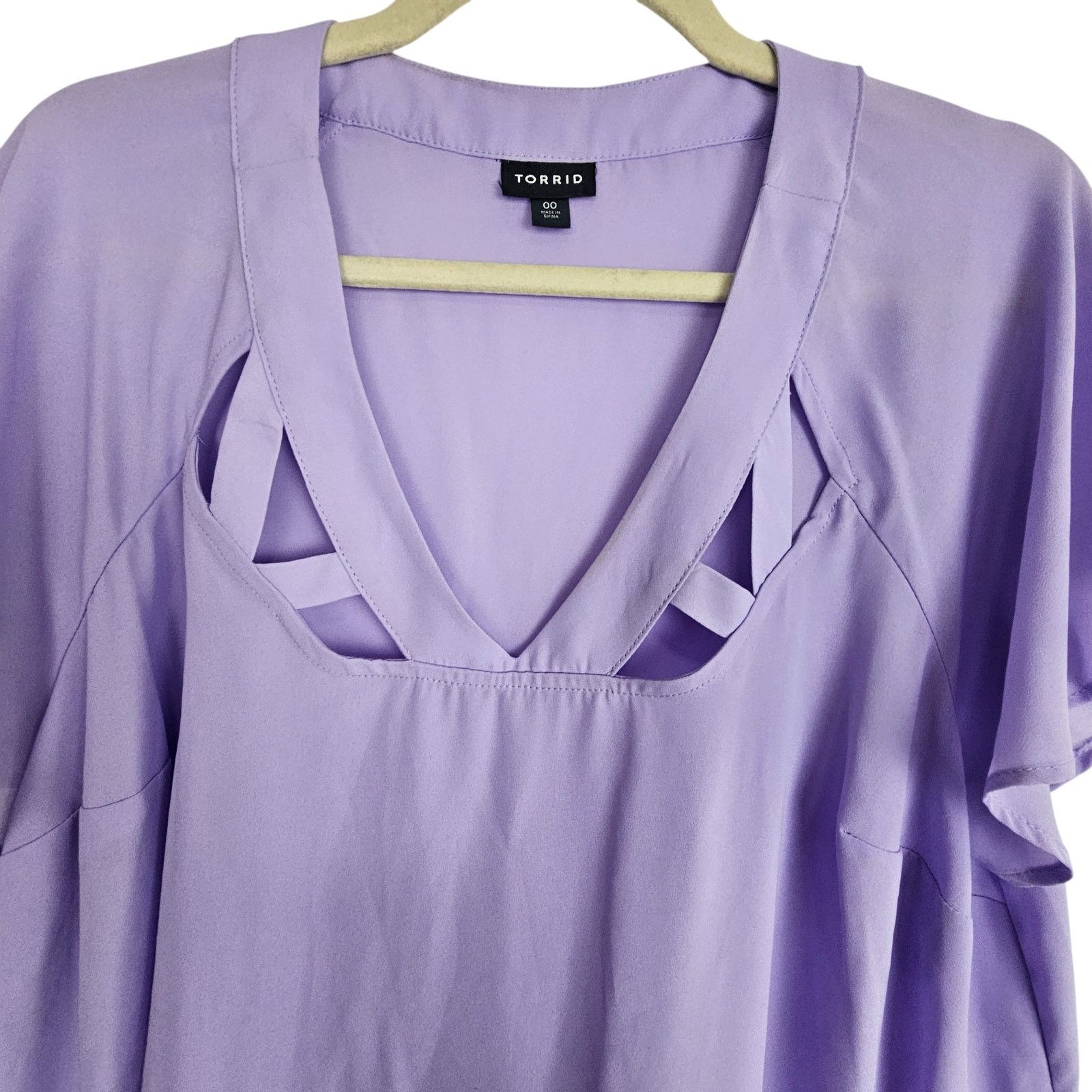 Torrid Torrid Womens Cut Out Flutter Sleeve V-Neck Top 00X Career Size XXS / US 00 / IT 34 - 3 Thumbnail