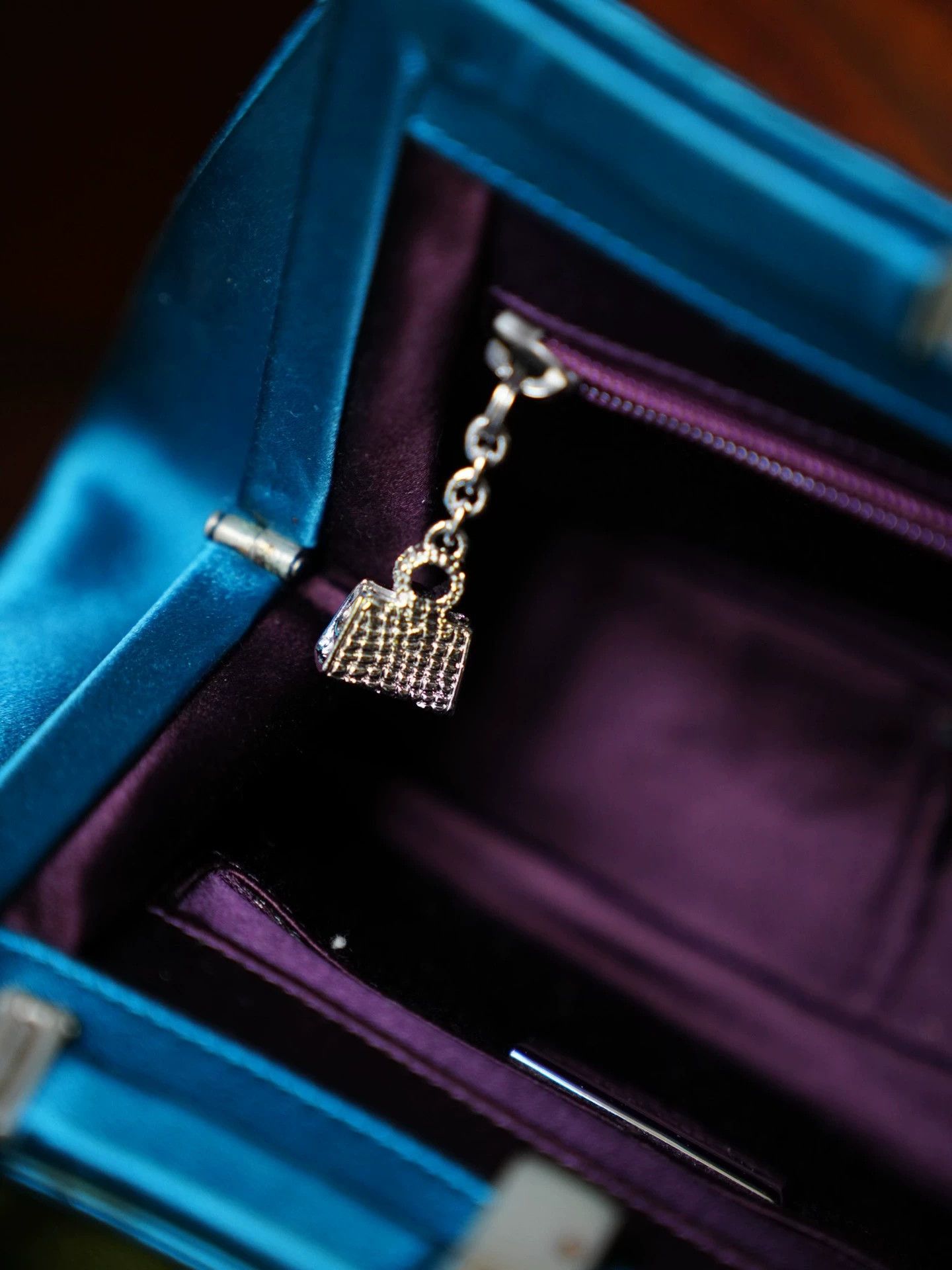 Judith Leiber Judith Leiber Vintage Gemstone Chain Satin Evening Clutch Size ONE SIZE - 8 Thumbnail