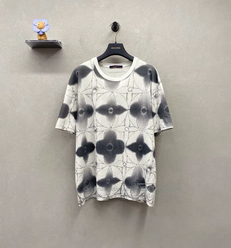 Louis Vuitton Louis Vuitton size 4l Twist-dyed printed round neck short s Size US M / EU 48-50 / 2 - 2 Thumbnail