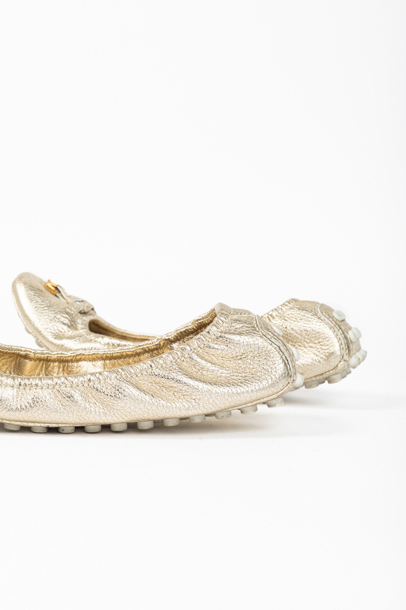 Louis Vuitton Louis Vuitton Lemon Metallic Pebbled Leather Bow Flats Size US 8.5 / IT 38.5 - 9 Thumbnail