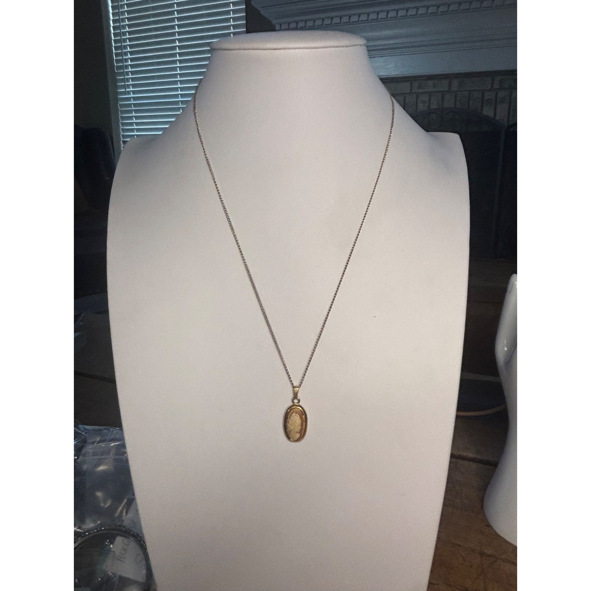 Vintage 12K Gold Cameo Pendant Necklace With Oval Frame & De