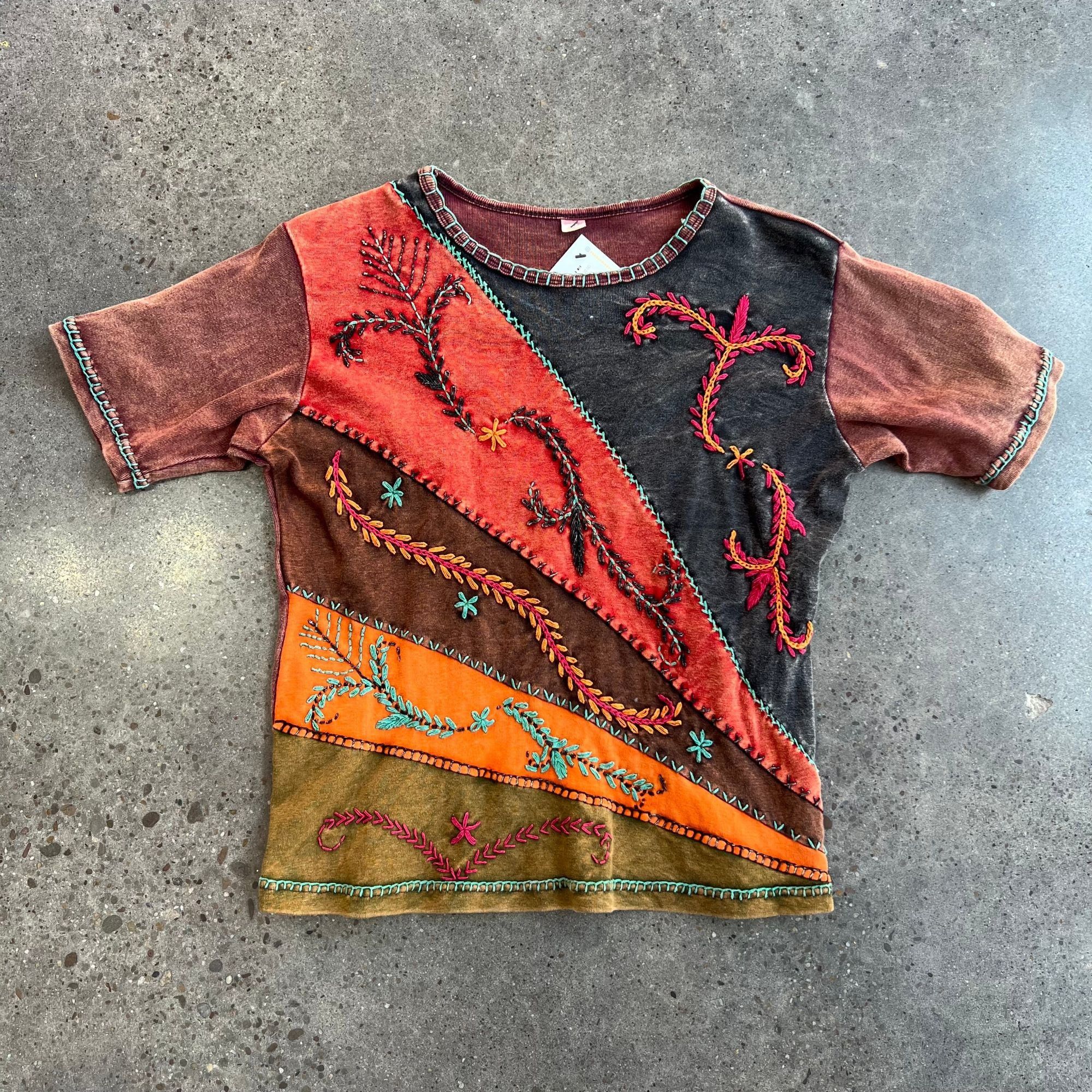 Vintage Women’s Vintage 90s Boho Embroidered T-Shirt Size M / US 6-8 / IT 42-44 - 2 Thumbnail