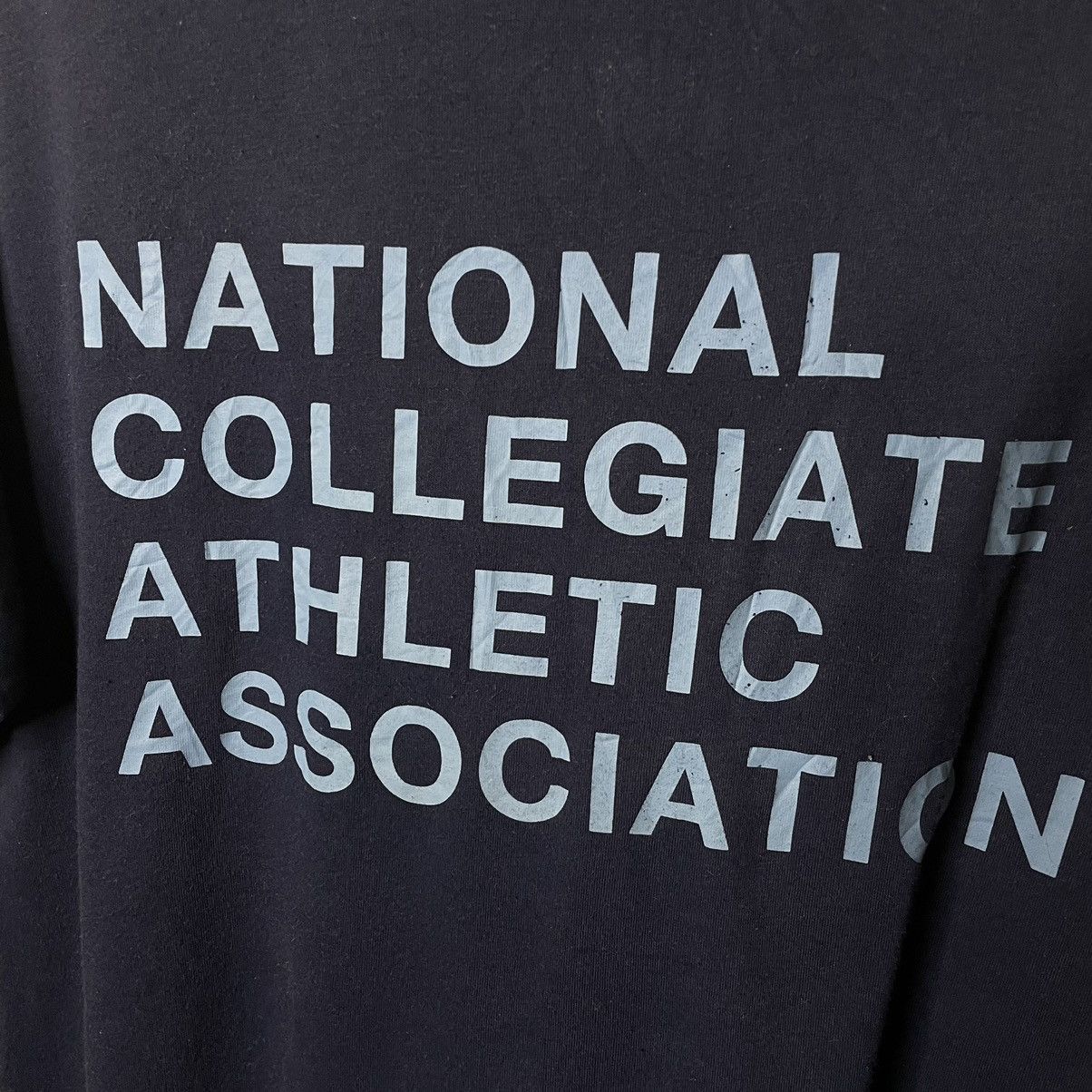 NCAA × Vintage Vintage 2000s NCAA Big Logo T Shirt Size US L / EU 52-54 / 3 - 7 Thumbnail