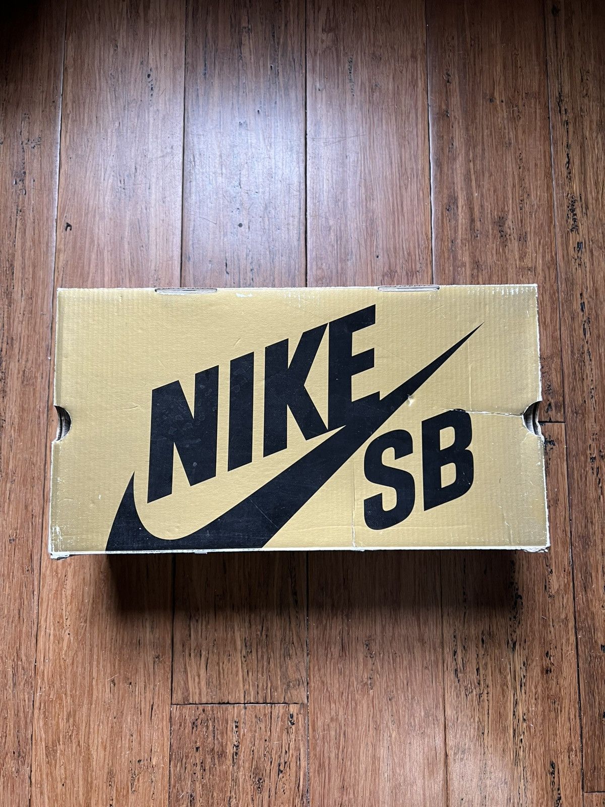 Nike SB Nike SB Dunk Low ‘Newcastle Brown Ale’ Size US 9.5 / EU 42-43 - 12 Thumbnail