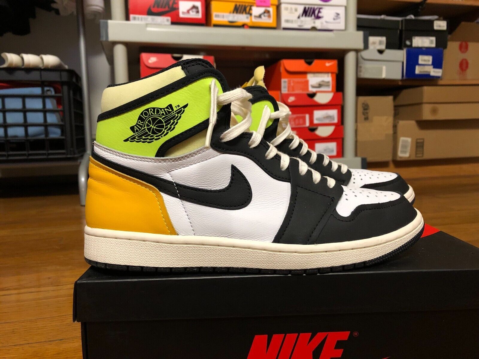 Nike *USED* Nike Air Jordan 1 Retro High OG Volt Gold size 9 Size US 9 / EU 42 - 4 Thumbnail