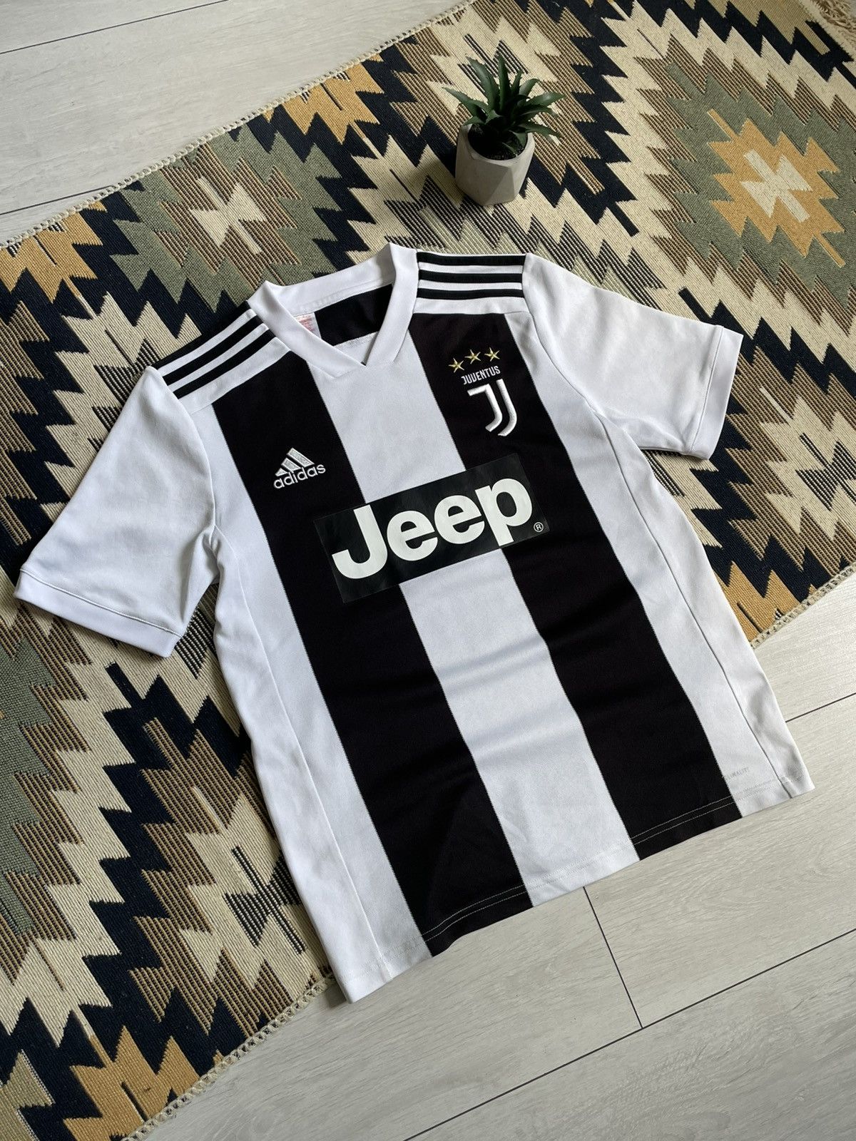 Vintage Cristiano Ronaldo Adidas Juventus 2018/19 Home Jersey Size US S / EU 44-46 / 1 - 6 Thumbnail