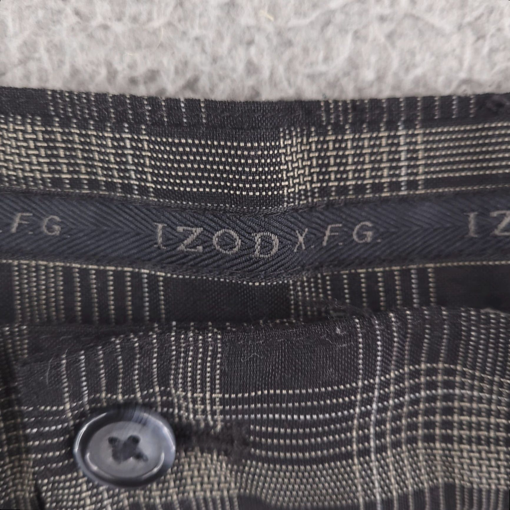 Izod IZOD Shorts Bermuda Mens 42 Black Golf 100% Polyester Check Flat Front Waist 42 Vintage No Mens Size US 42 / EU 58 - 3 Thumbnail