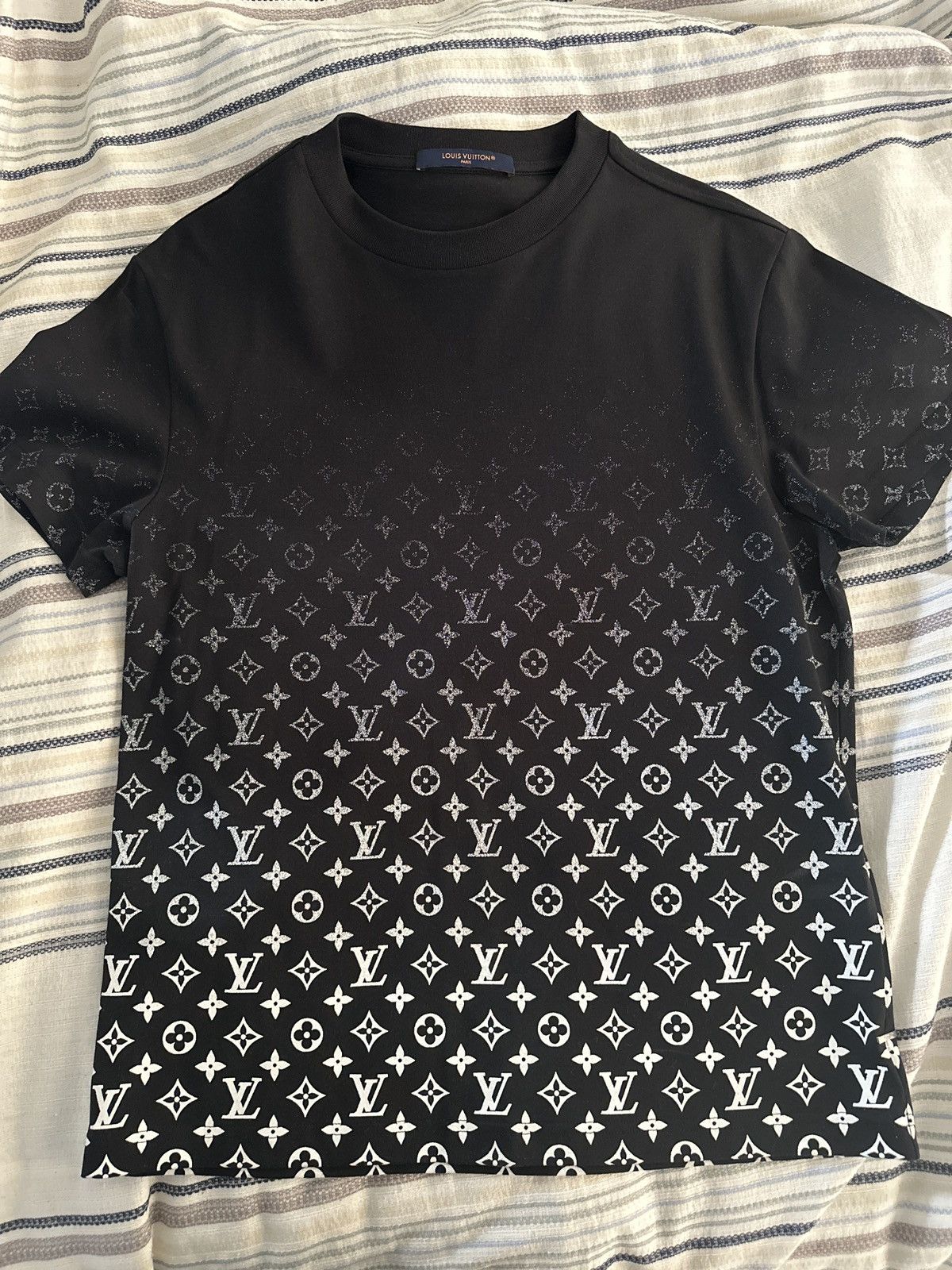 【LOUIS VUITTON】MONOGRAM EMBELLISHED GRADIENT TEE Louis Vuitton Monogram Gradient Embellished Short-Sleeved