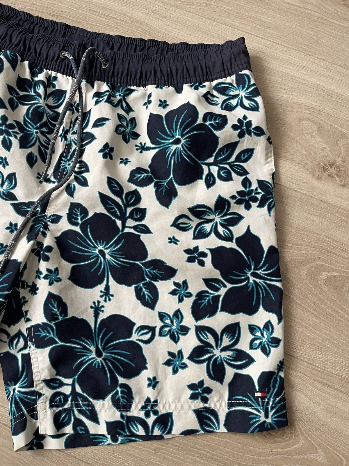 Tommy Hilfiger Tommy Hilfiger Floral Swim Trunks - Tropical Hibiscus Print Size US 34 / EU 50 - 2 Thumbnail
