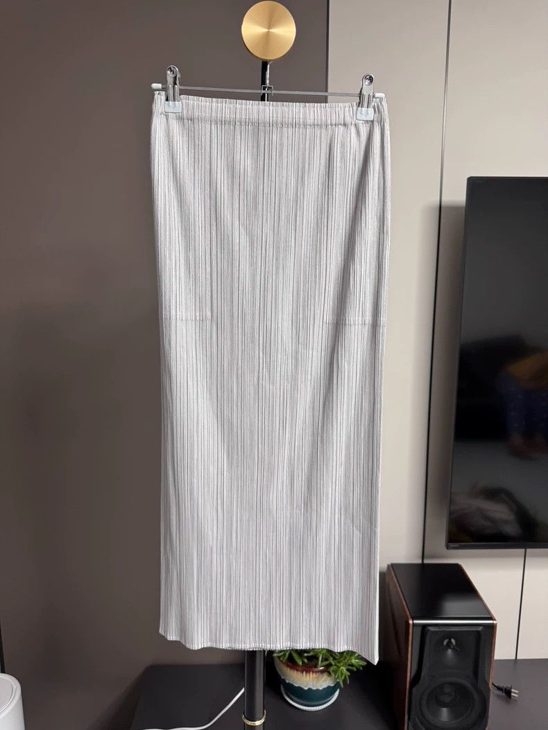 Issey Miyake Issey Miyake size:2 Grey pleated skirt Size 22" - 1 Thumbnail