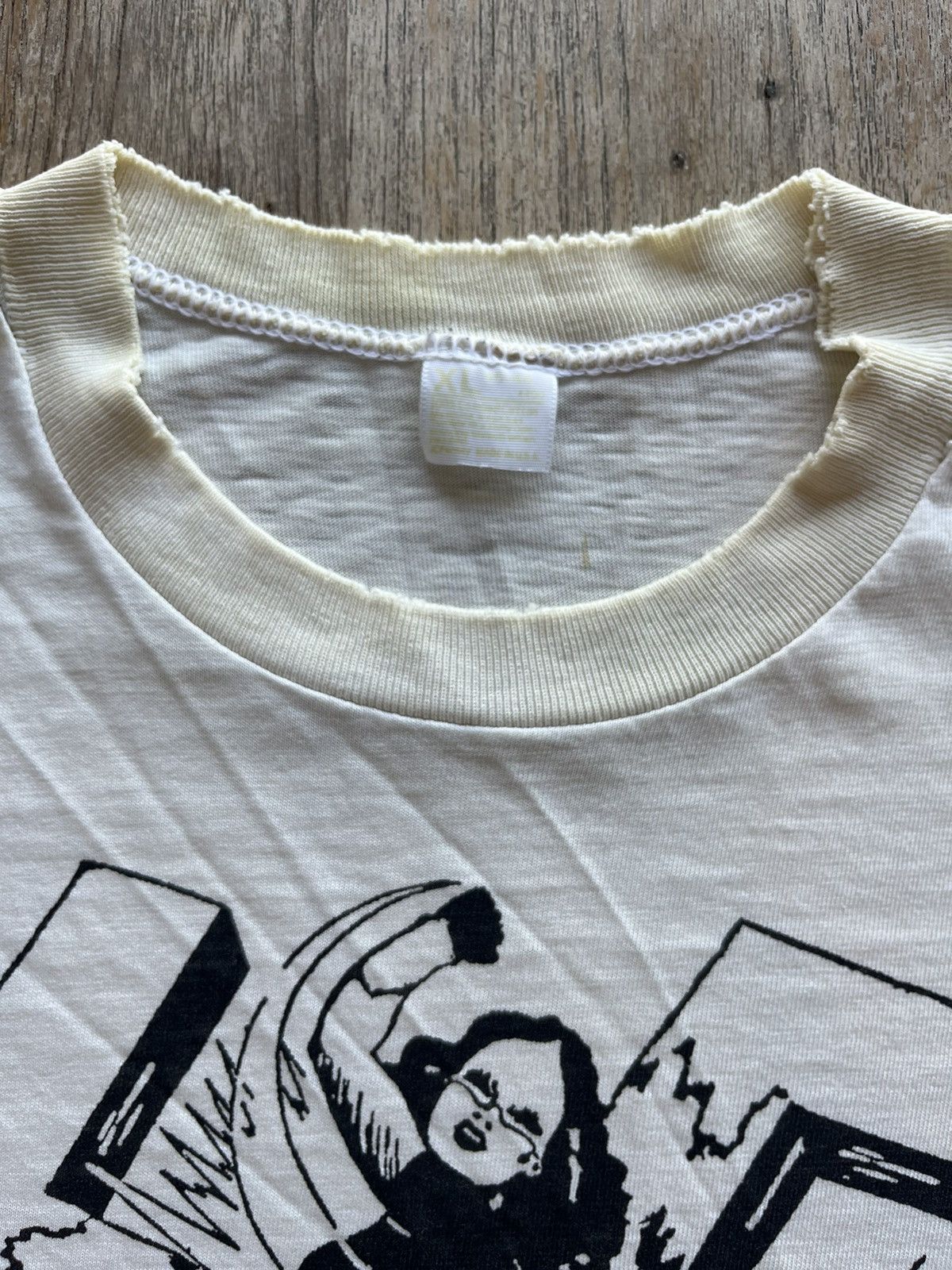 Vintage Vintage Artwork Design Very worn 90’s Tshirt Size US XL / EU 56 / 4 - 5 Thumbnail