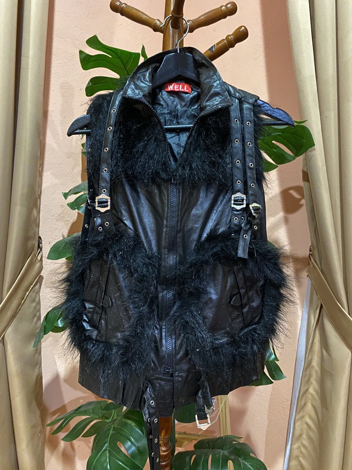 Japanese Brand WELL Black Leather Vest with Fur Trim and Buckle Straps Size US M / EU 48-50 / 2 - 1 Thumbnail