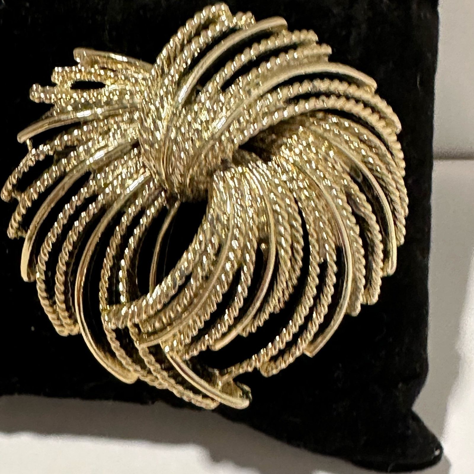 Vintage Vintage Flower Atomic Gold Tone Swirl Splash Brooch Costume Size ONE SIZE - 8 Thumbnail