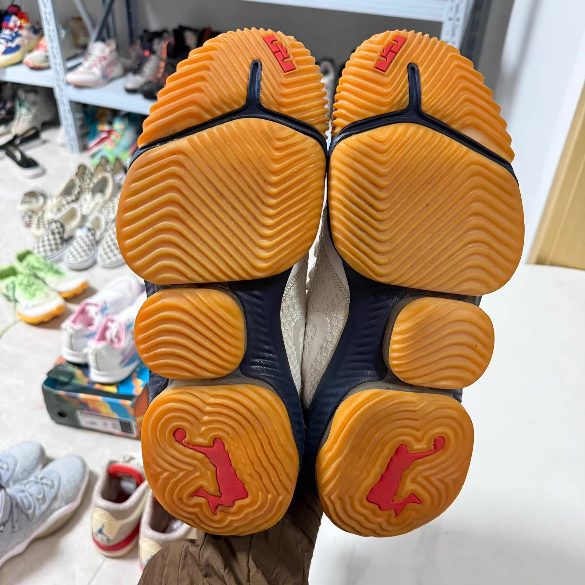 Nike Nike Zoom LeBron 16, cushioning and responsive Q10 Size US 10 / EU 43 - 4 Thumbnail