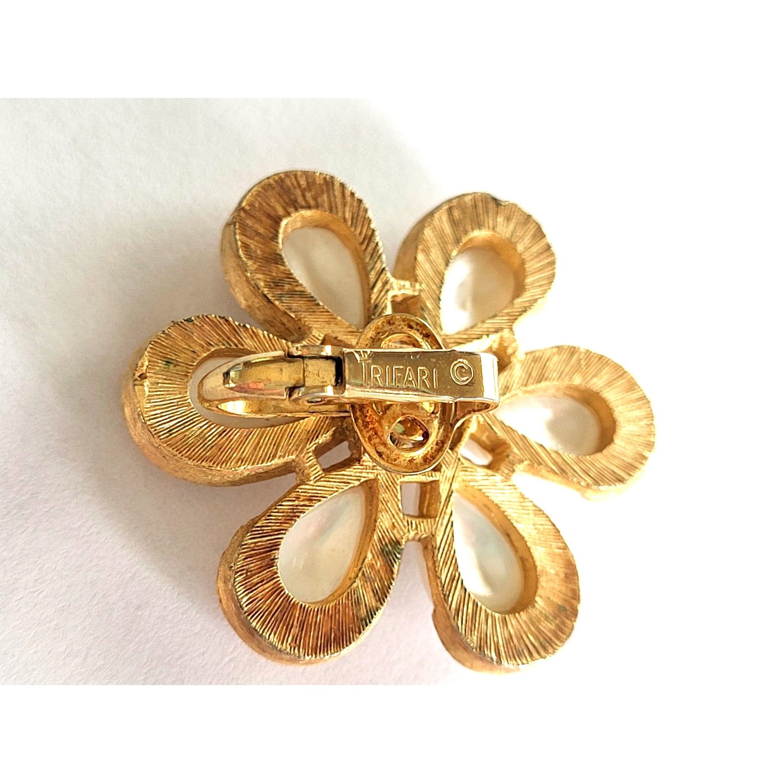 Other Vintage Crown Trifari 60s Milk Glass Flower Earrings Clip On Size ONE SIZE - 6 Thumbnail