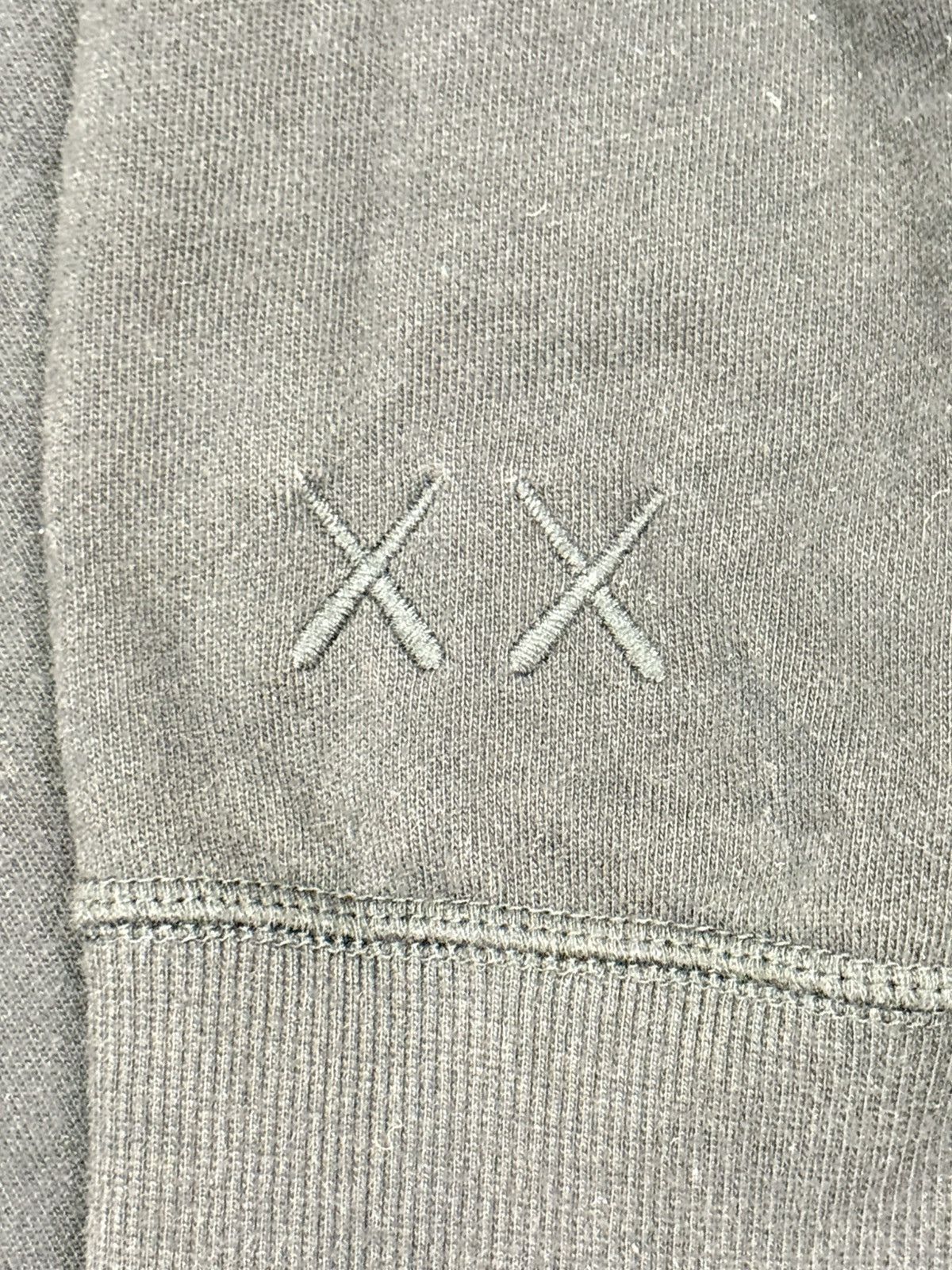 Kaws × Peanuts × Uniqlo Uniqlo Kaws x Peanuts Snoopy Sweater Size US L / EU 52-54 / 3 - 3 Thumbnail
