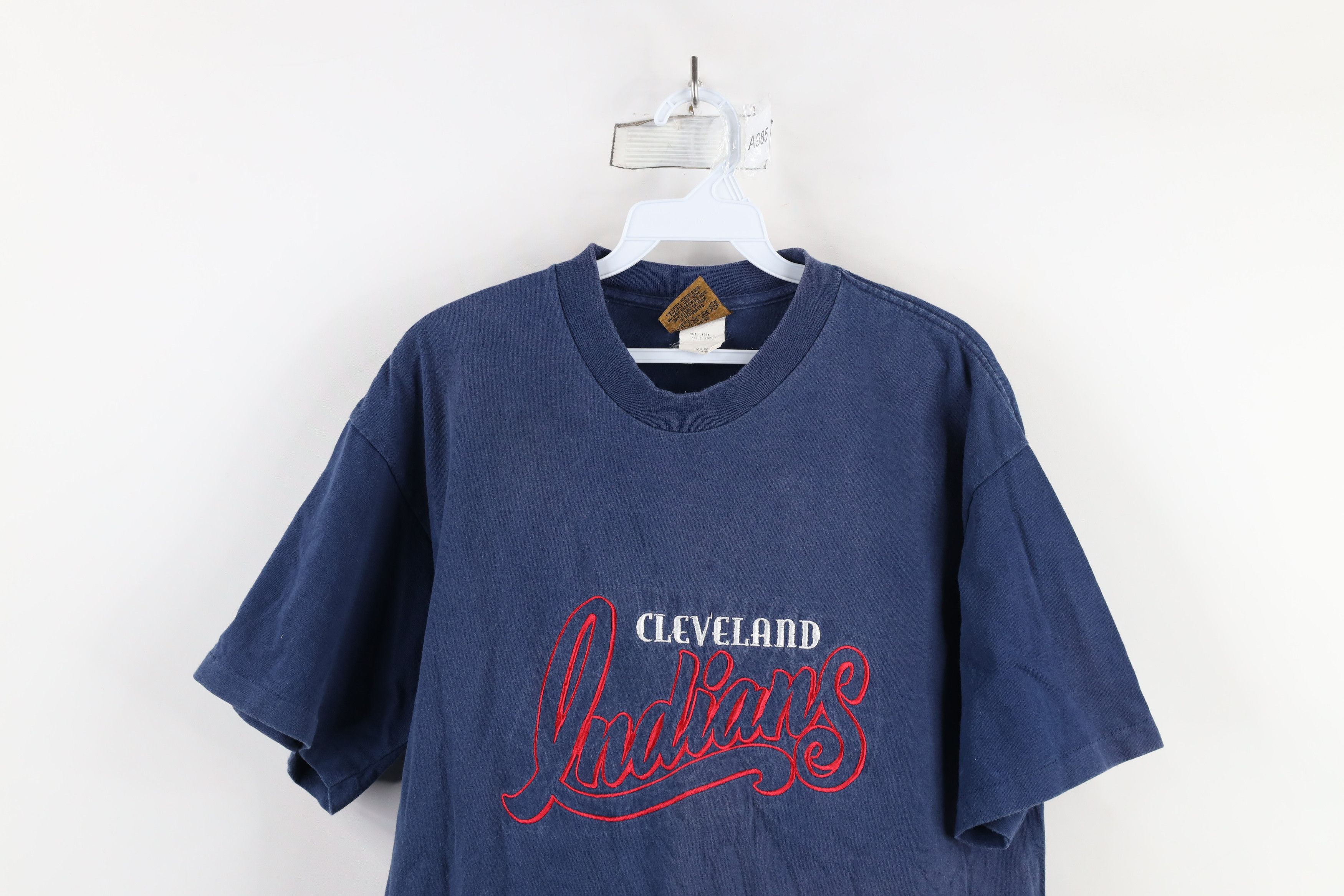 Vintage Vintage 90s Script Cleveland Indians Baseball T-Shirt USA Size US M / EU 48-50 / 2 - 2 Thumbnail