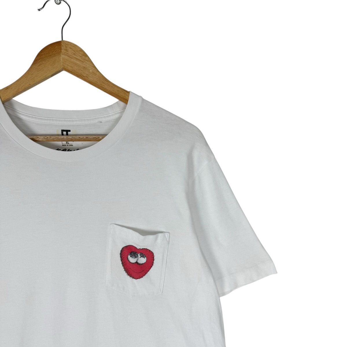 Kaws × Uniqlo ❄️Kaws x Uniqlo Red Heart Pocket T shirt Size US XL / EU 56 / 4 - 3 Thumbnail