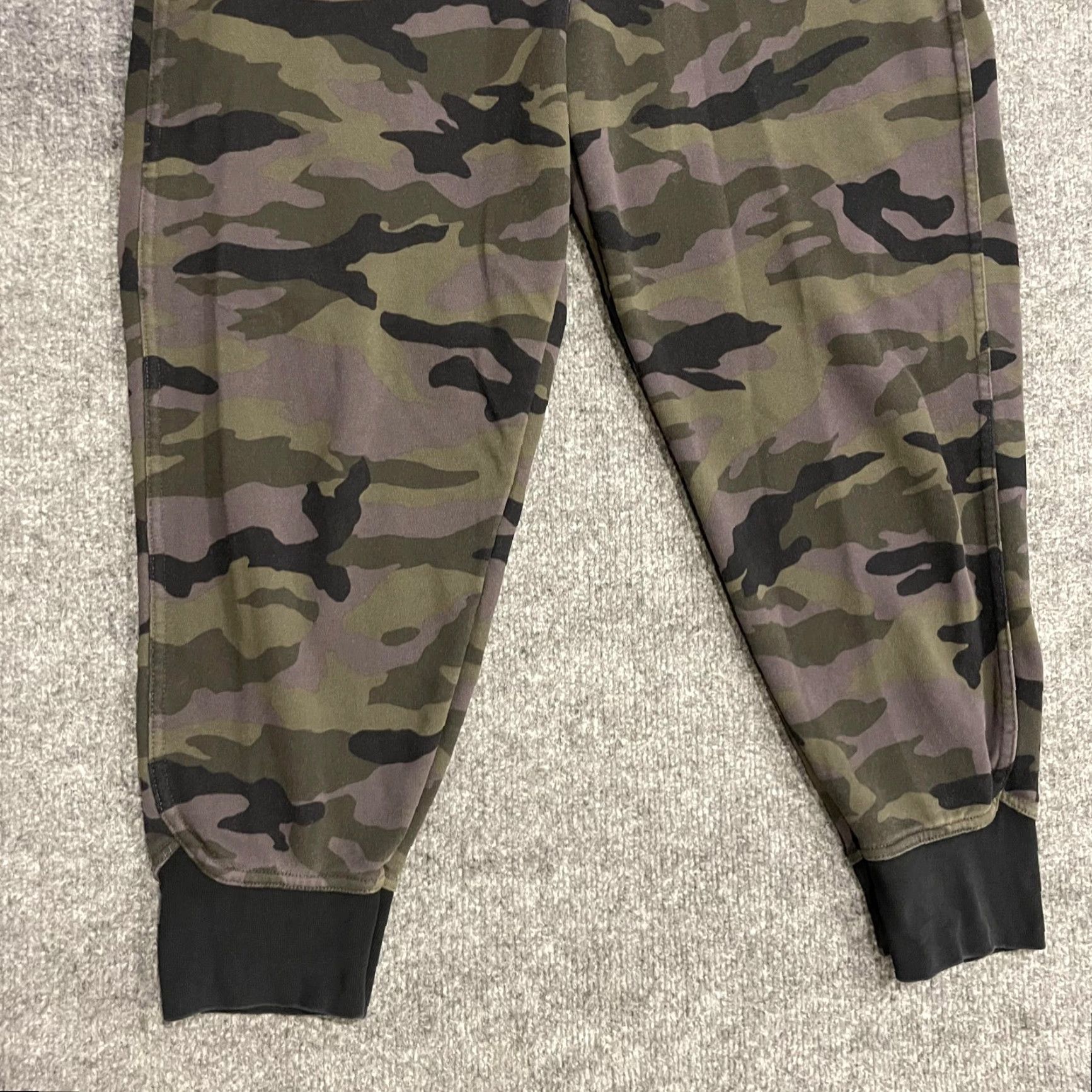 Nike VINTAGE Nike Dri-FIT French Terry Joggers Sweatpants Womens L Green Camo CZ1449 Size 36" / US 14 / IT 50 - 5 Thumbnail
