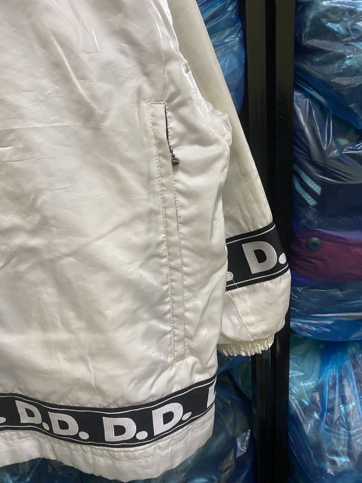 Descente Vintage Descente Decor D.D. Logo Tape Windbreaker White Size US L / EU 52-54 / 3 - 15 Thumbnail