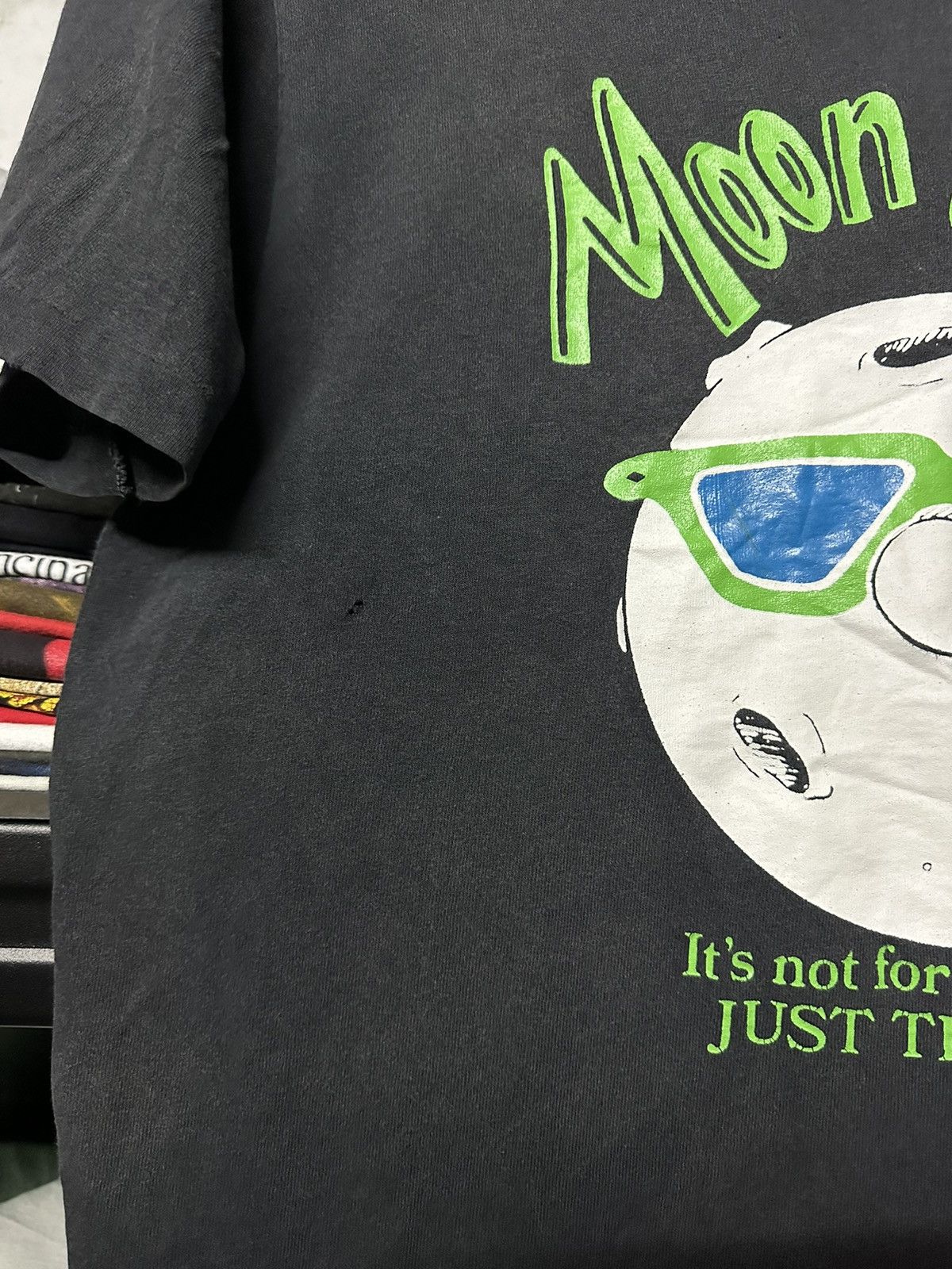 Vintage Vintage 90s Moon Wear Just The Best Sun Faded Tee Size US L / EU 52-54 / 3 - 5 Thumbnail