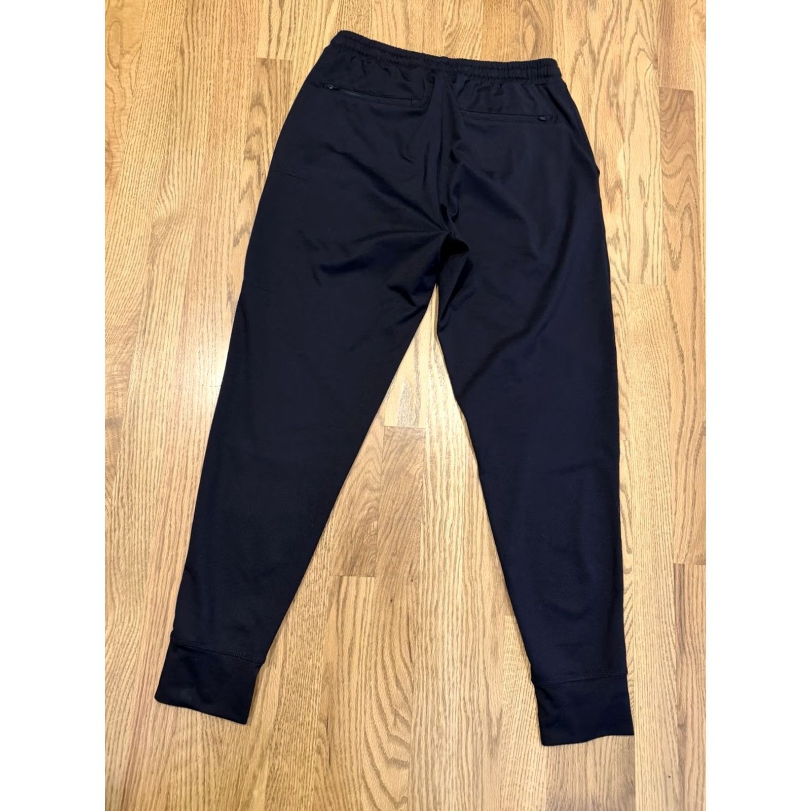 Vuori Vuori Sunday Performance Jogger Men’s Size S Black V416 Jogger Activewear Pockets Breathable Elastic Waist Inseam 28 in Sports Athleisure Outdoor Size US 29 - 3 Thumbnail