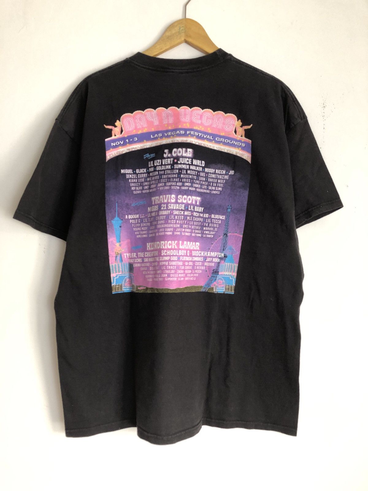 Travis Vegas限定　Tシャツ Travis Scott Road to Utopia Las Vegas Lights T-shirt Brown