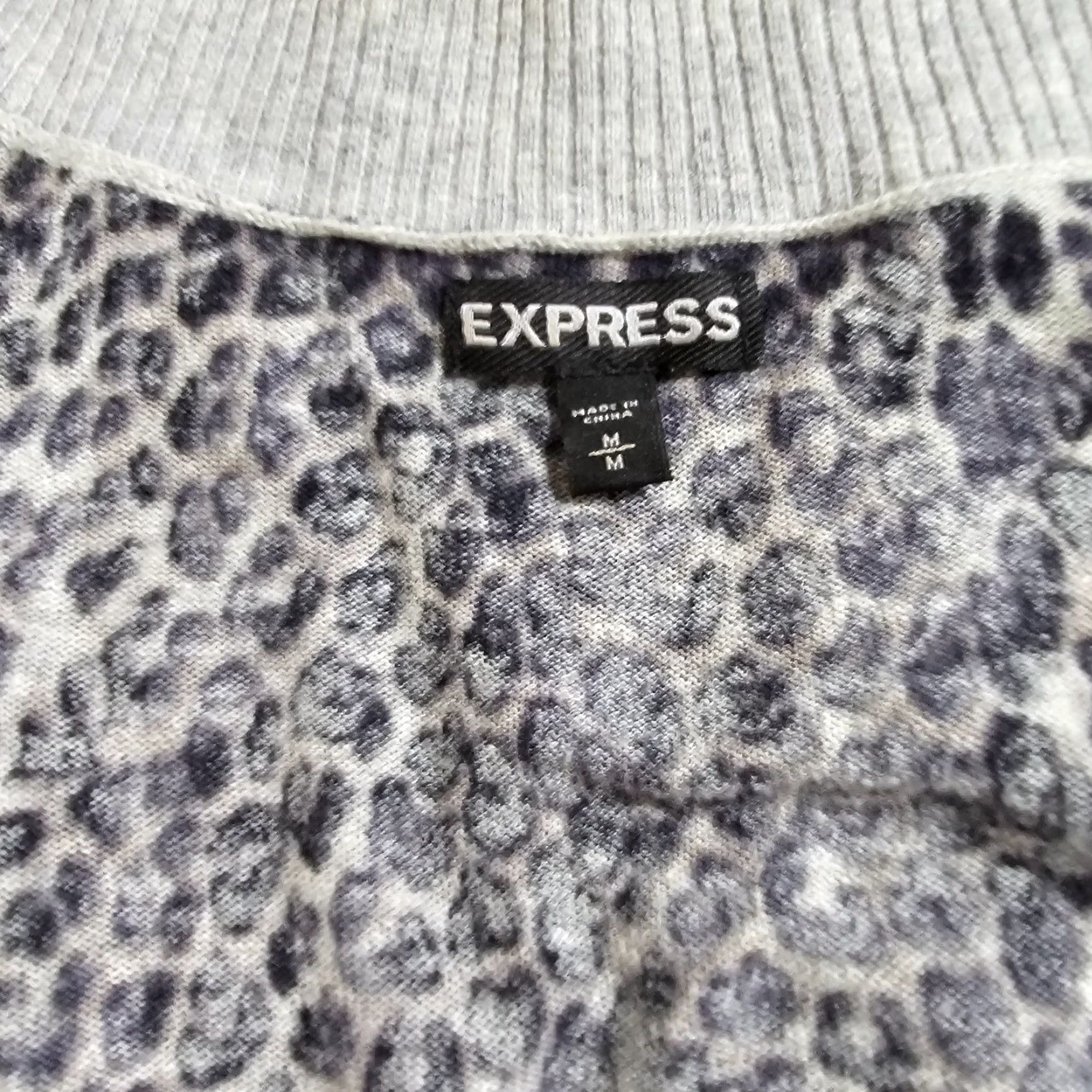Express Express Blouse Women M Gray Leopard Long Sleeve V-Neck Casual Business Shirt Size M / US 6-8 / IT 42-44 - 2 Thumbnail