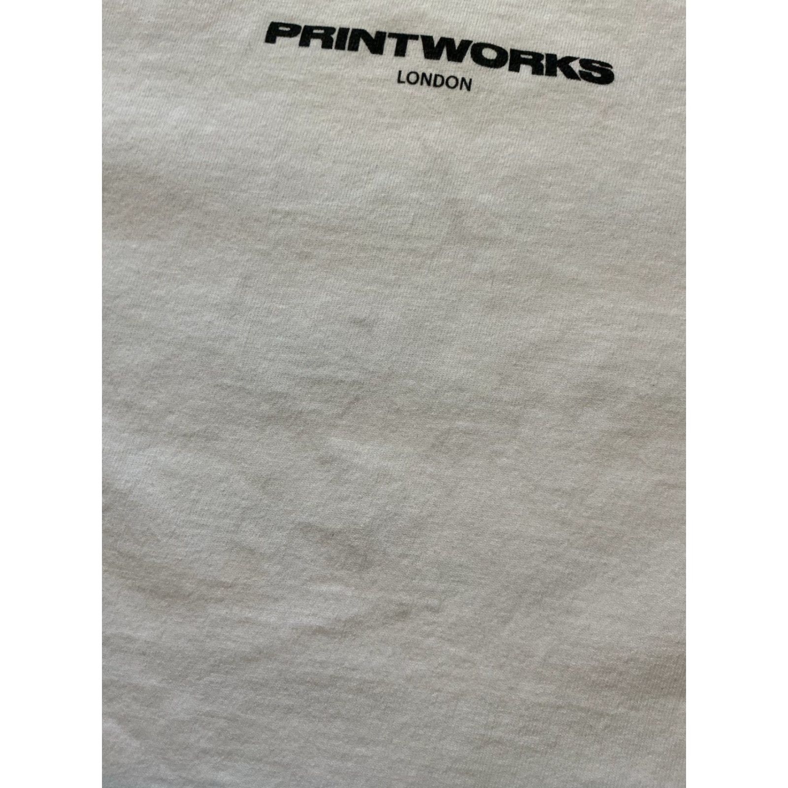 Avenue VINTAGE Printworks London Drumsheds EDM Electronic Music Concert Venue White Graphic T-Shirt S Mens Size US S / EU 44-46 / 1 - 6 Thumbnail