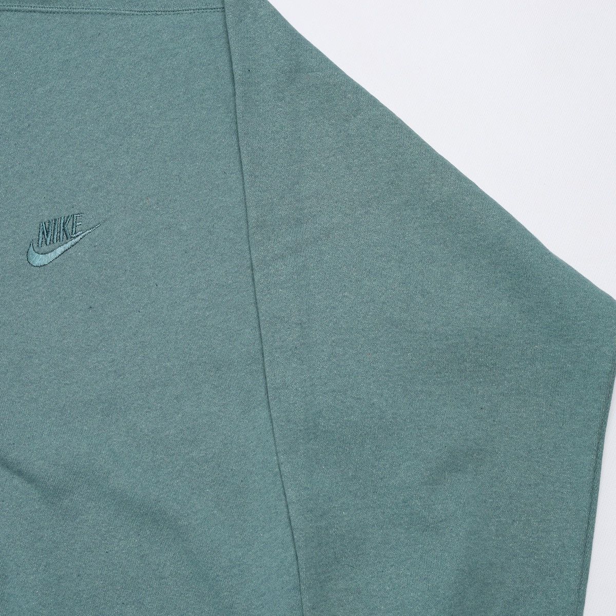 Nike Vintage Nike Embroidered Swoosh Logo Sweatshirt Size US L / EU 52-54 / 3 - 6 Thumbnail