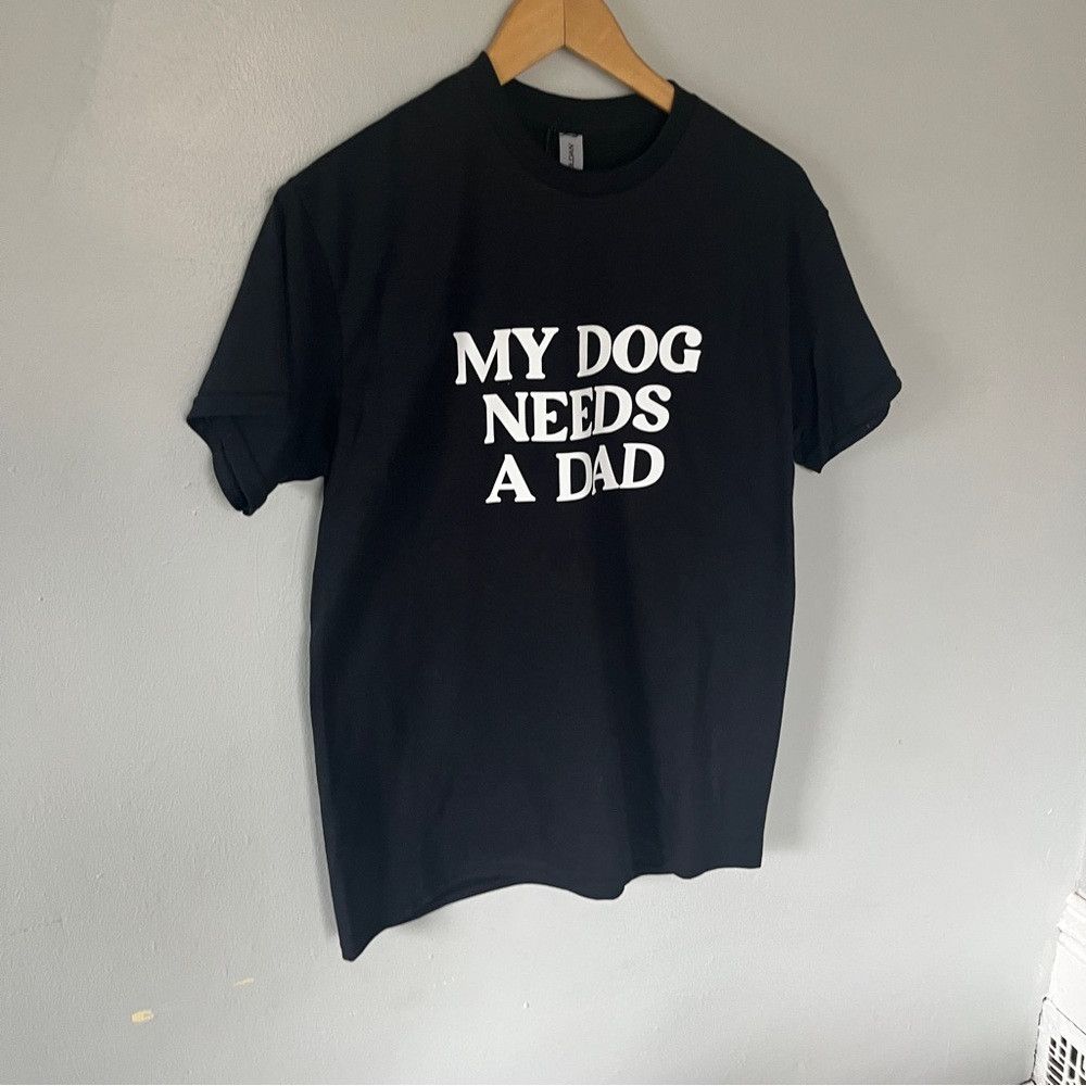 Gildan NEW My Dog Needs A Dad Lover Short Sleeve Shirt Medium Black Size M / US 6-8 / IT 42-44 - 3 Thumbnail