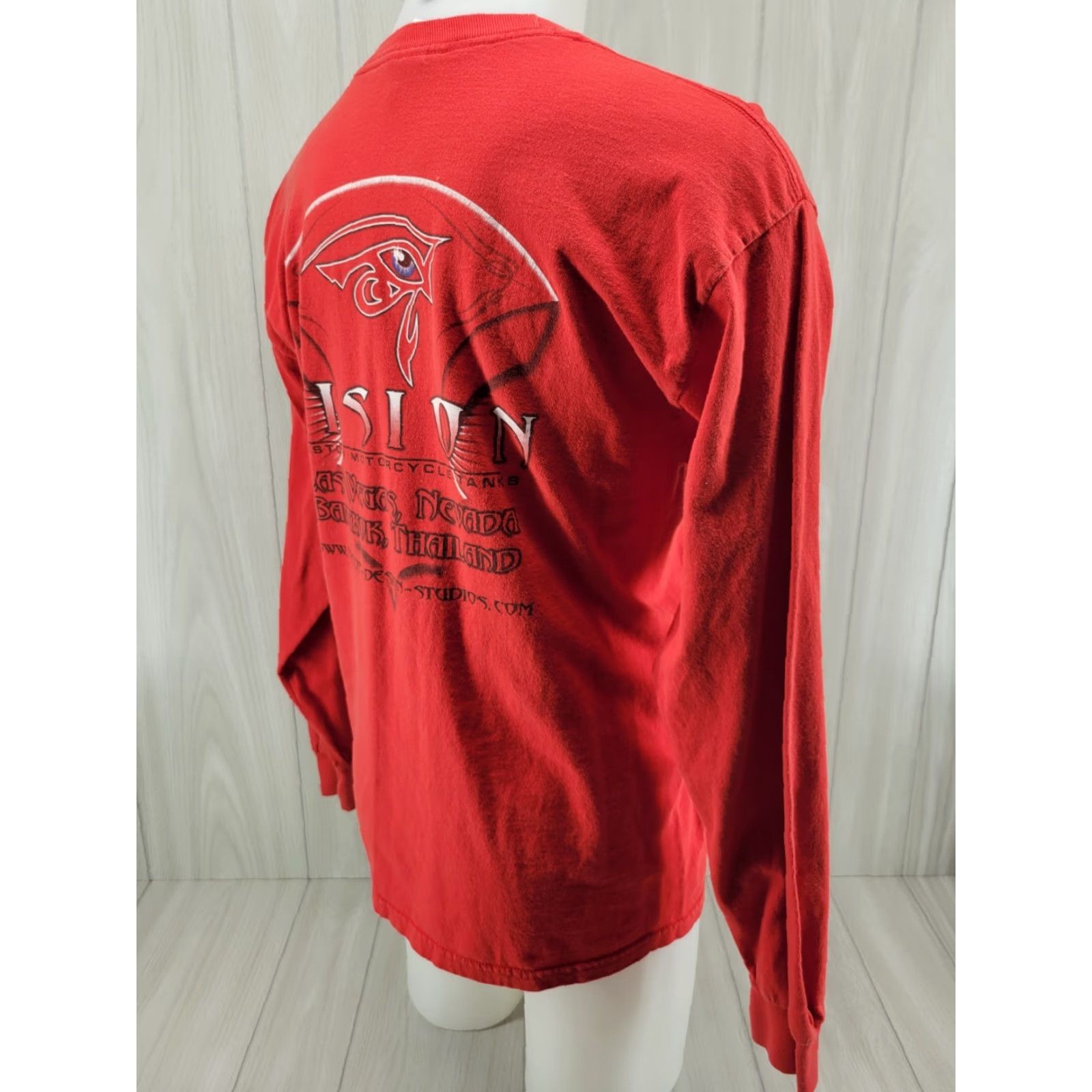 Gildan VINTAGE Distressed Vision Motorcycle Gas Tank Mens Long Sleeve Red Shirt L Size US L / EU 52-54 / 3 - 7 Thumbnail