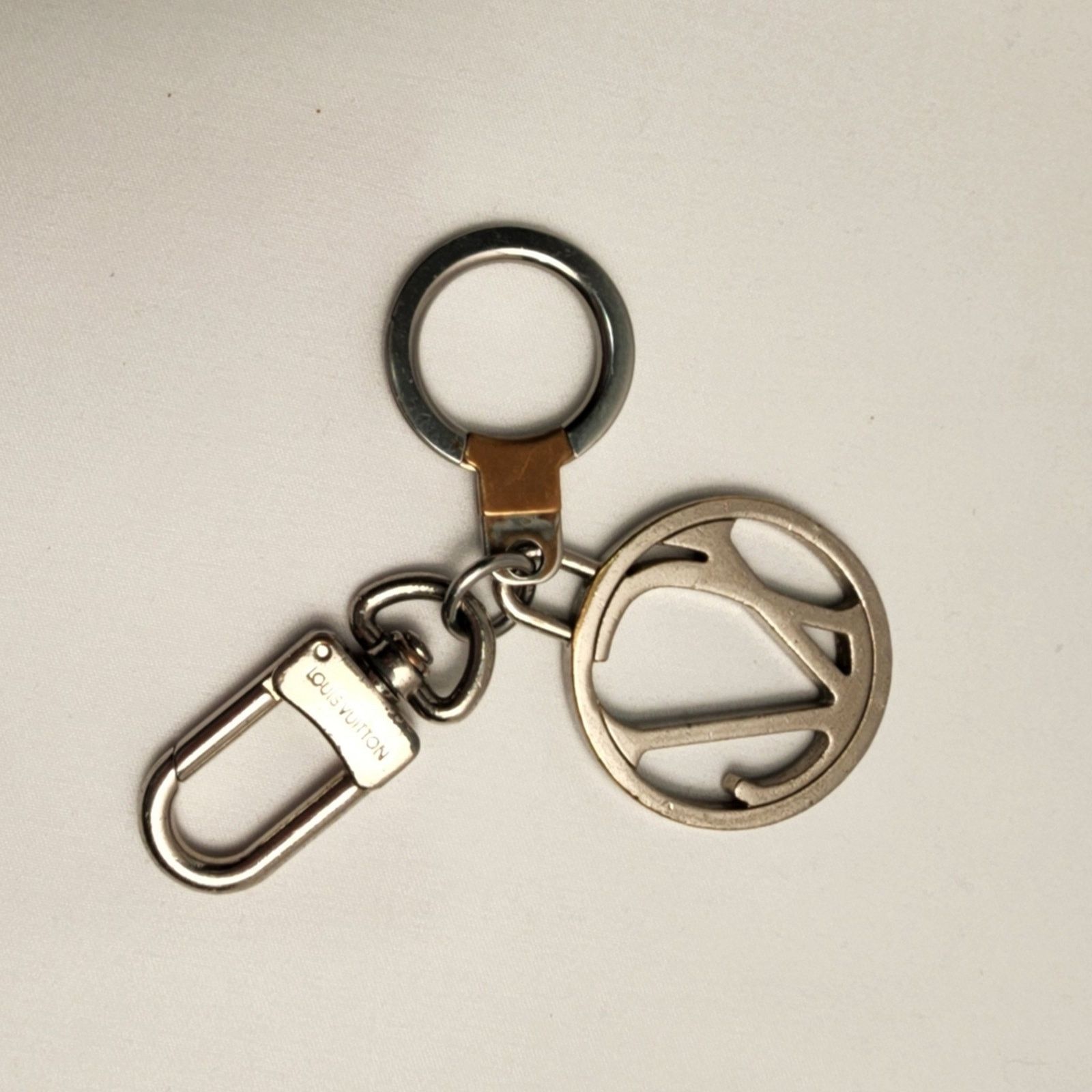 Louis Vuitton Auth Louis Vuitton Silver Taiga Porte Cles Neo Ring Keychain Size ONE SIZE - 3 Thumbnail