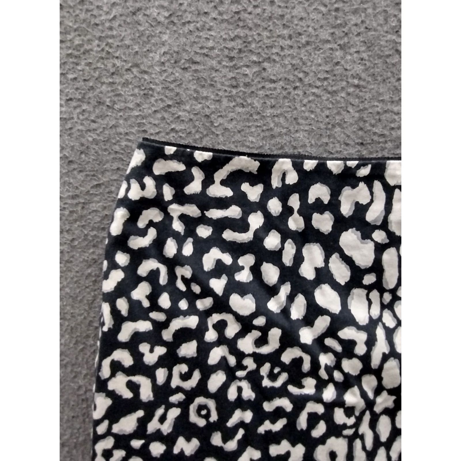 White House Black Market VINTAGE White House Black Market Pencil Skirt Women Knee Length Black White Leopard Size 4 XS-XS? Size 27" / US 4 / IT 40 - 6 Thumbnail