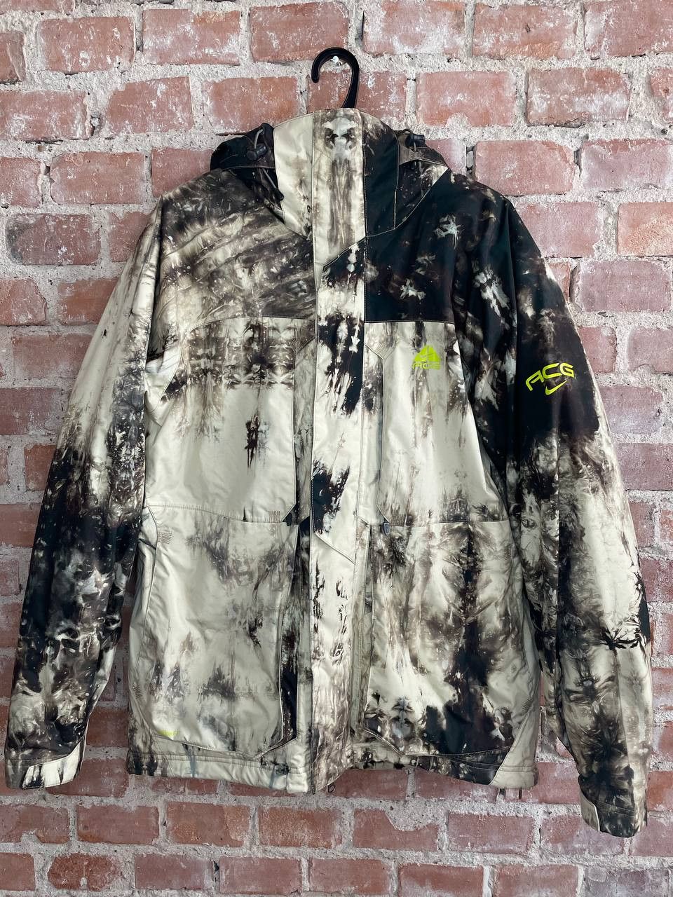 acg snowboard jacket