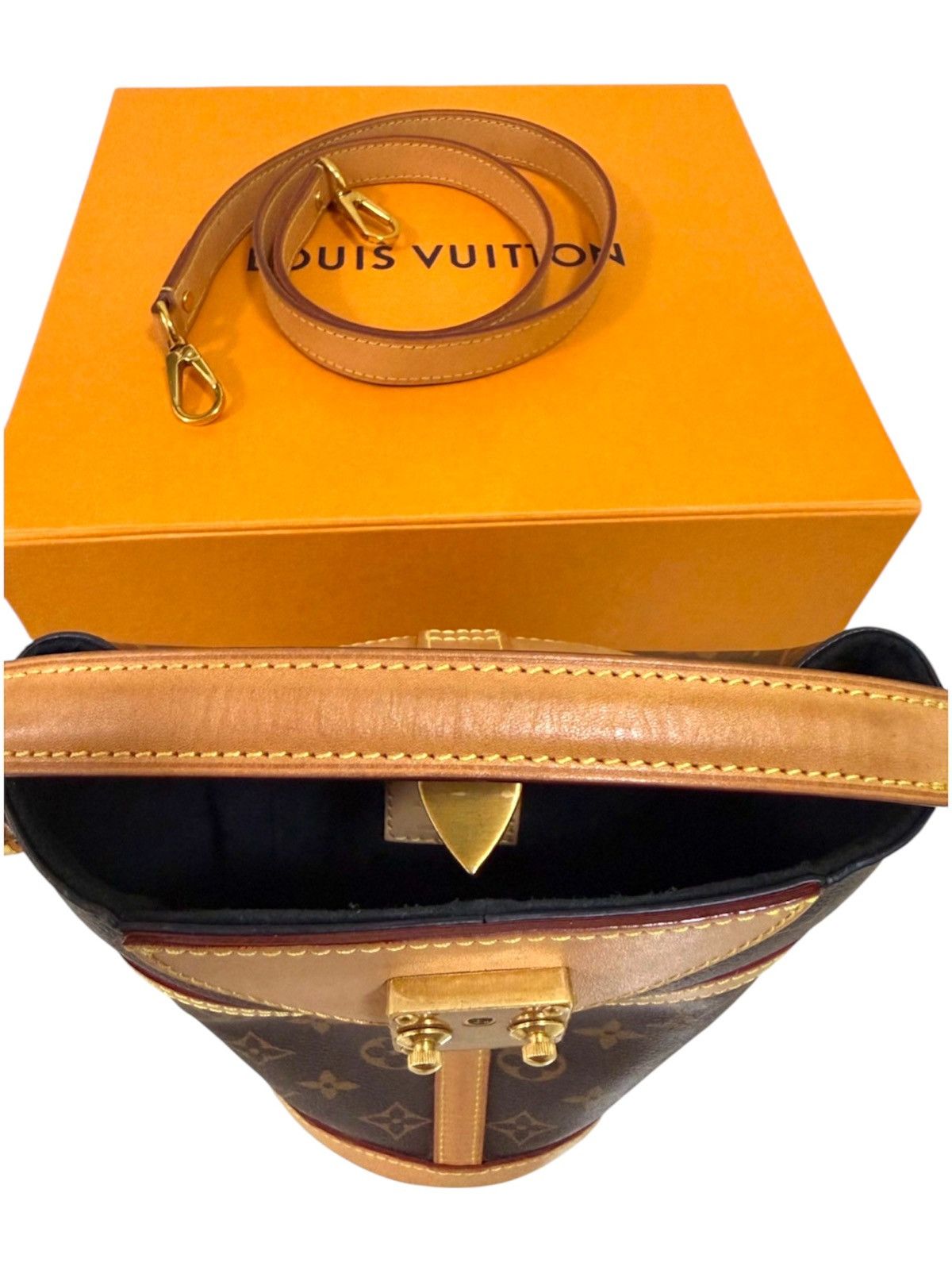 Louis Vuitton Louis Vuitton Monogram Bucket Duffle handbag Year 2022 Size ONE SIZE - 3 Thumbnail