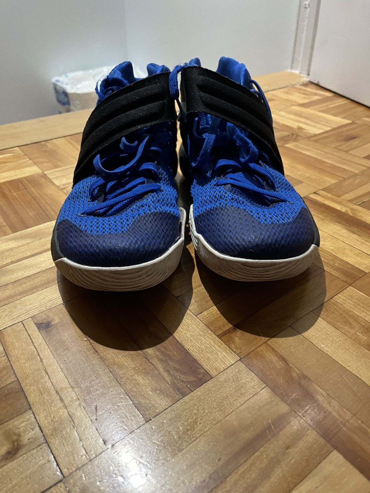 Nike Nike Kyrie 2 Size US 10 / EU 43 - 3 Thumbnail