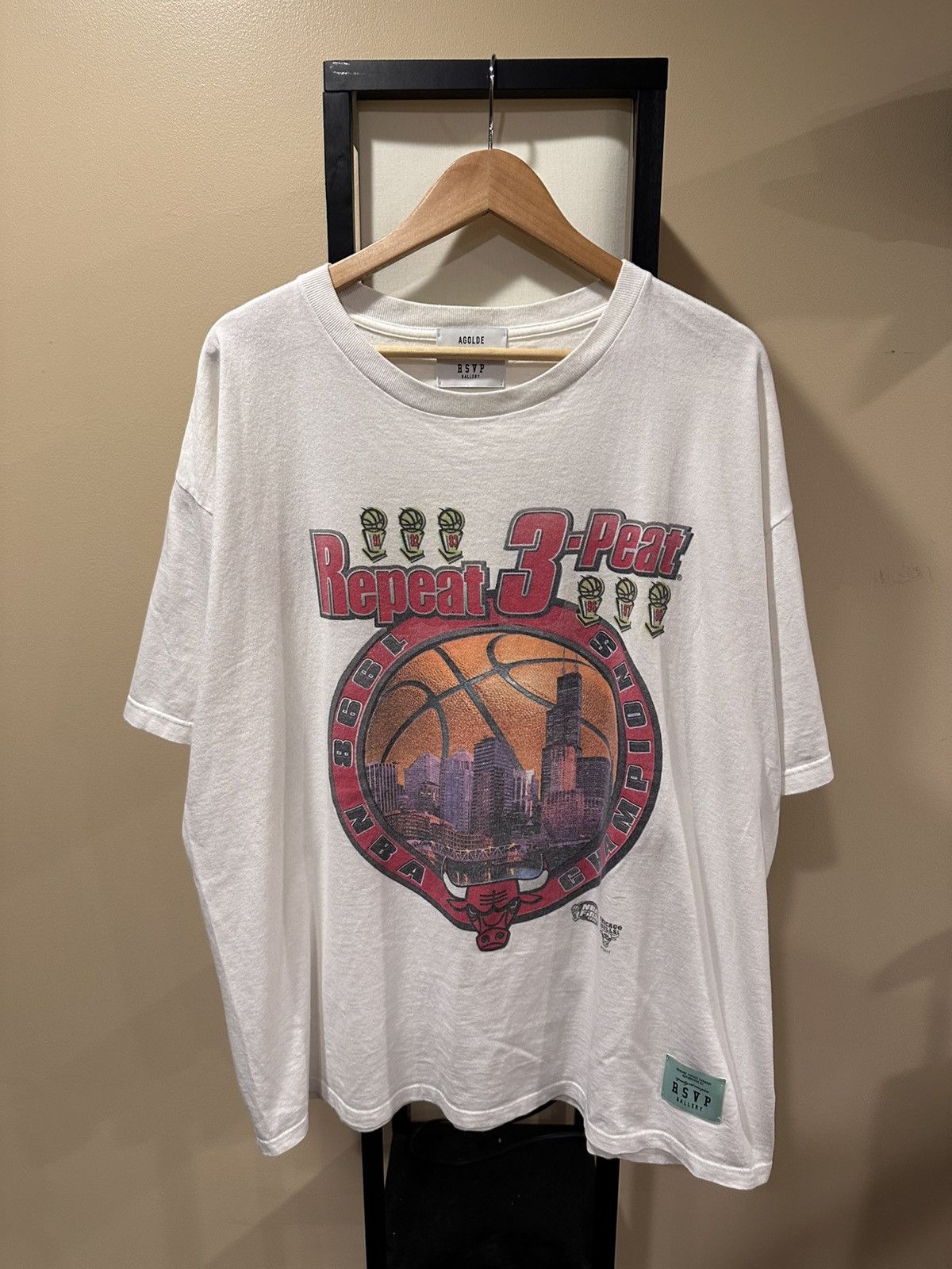 NBA × Rsvp Gallery × Vintage RSVP Gallery x Vintage Chicago Bulls 1998 Repeat 3-Peat Tee Size US XXL / EU 58 / 5 - 8 Thumbnail