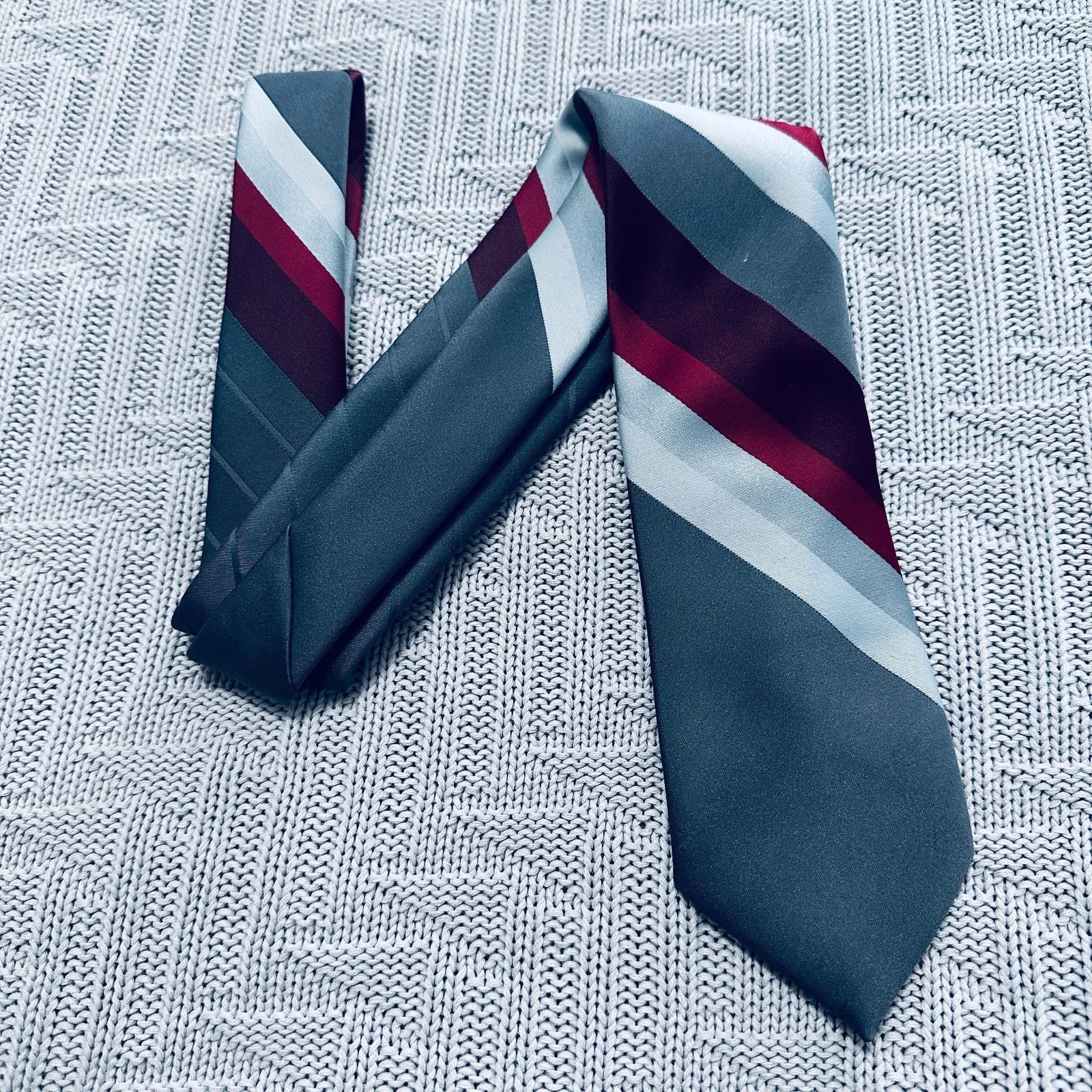 Oleg Cassini Vintage Oleg Cassini silver and maroon striped silk tie Size ONE SIZE - 1 Thumbnail