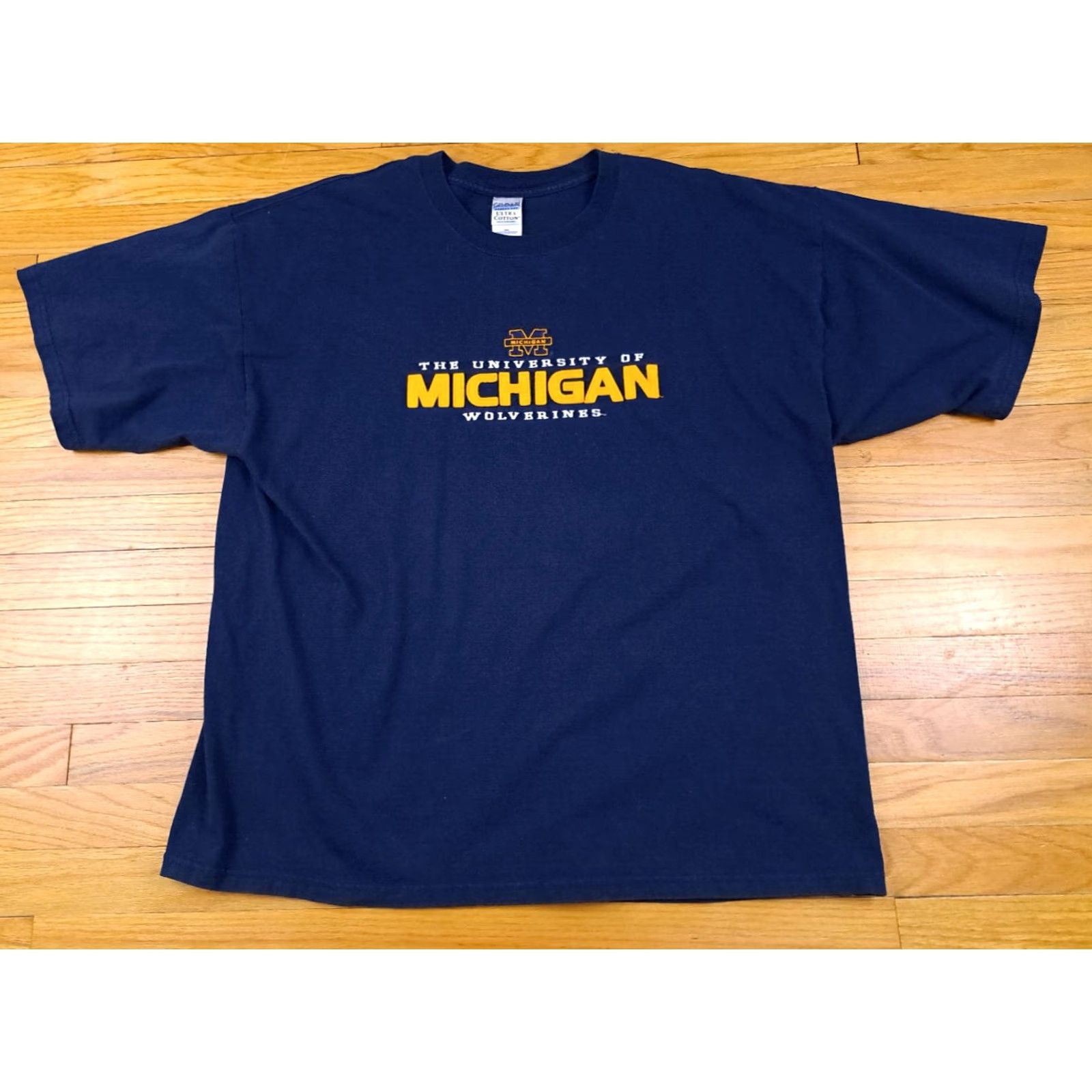 Gildan VINTAGE Michigan University T-Shirt Wolverines 2XL Felt Michigan Letters Mens Blue Short Sleeve T-Shirt University 2XL Size US XXL / EU 58 / 5 - 2 Thumbnail