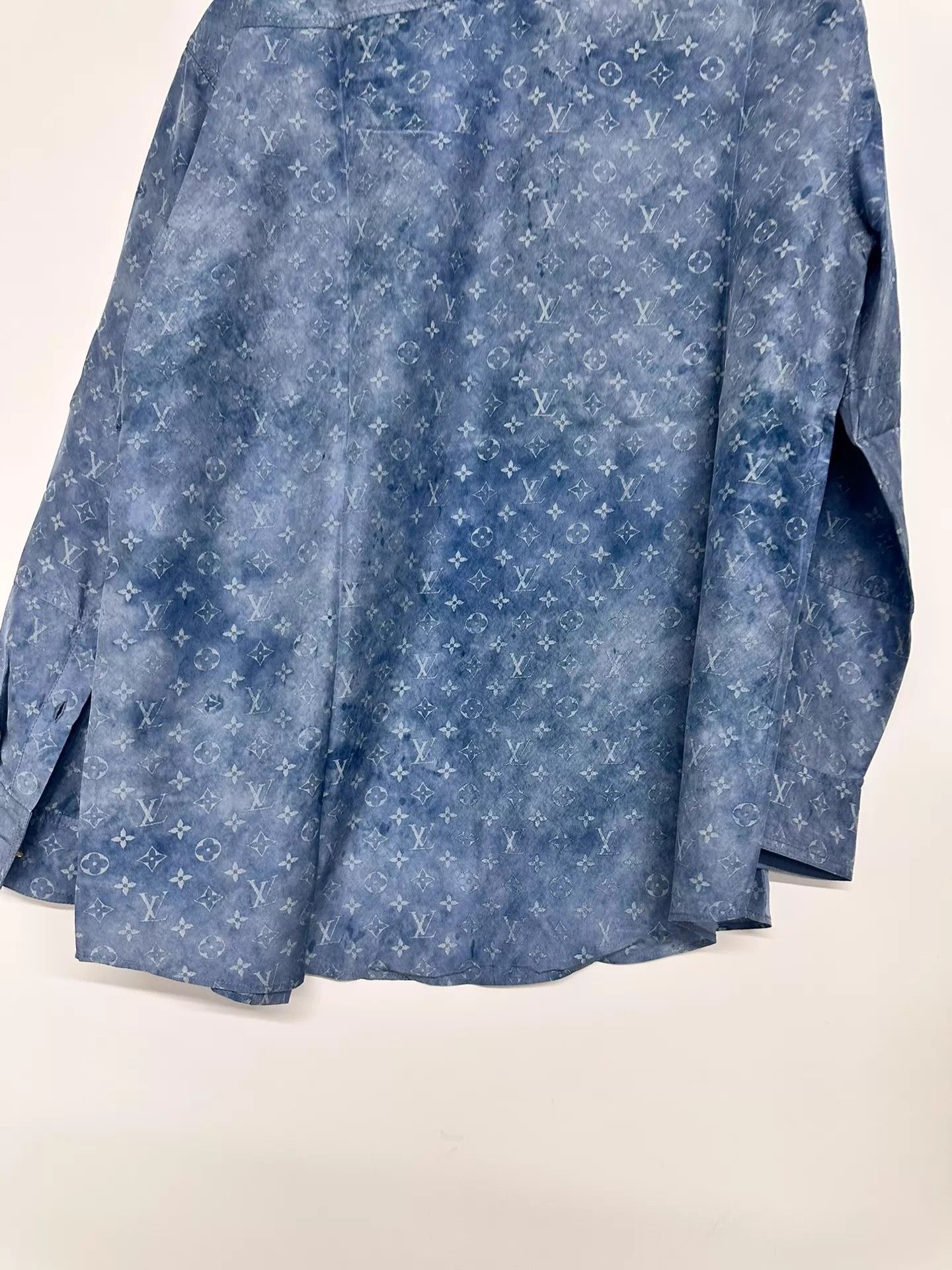 Louis Vuitton Louis Vuitton all over print shirt size 38 Size US S / EU 44-46 / 1 - 8 Thumbnail