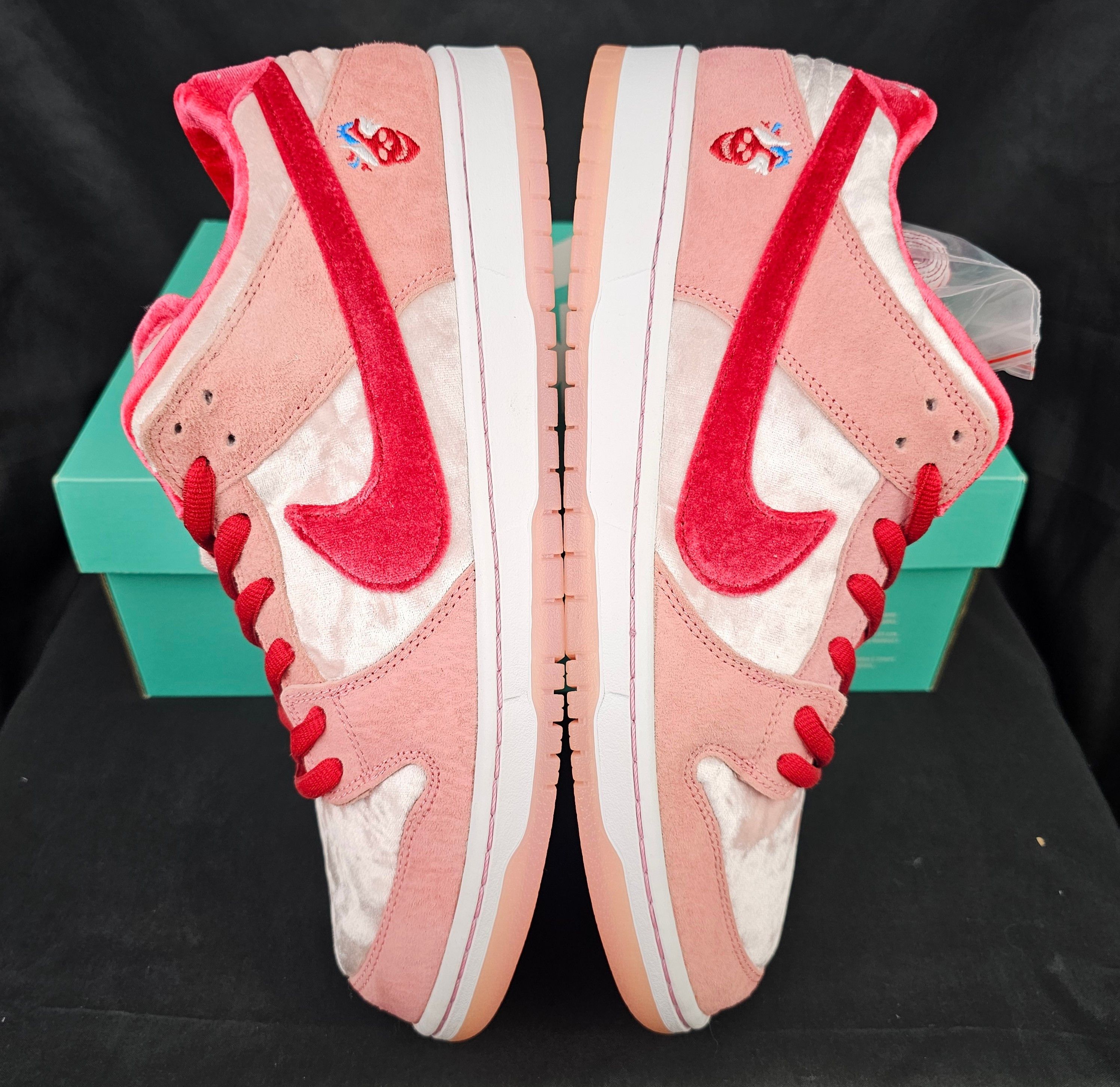 Nike × StrangeLove Skateboards Nike SB Dunk Low x StrangeLove Valentine's Day 2020 Men's Size US 13 / EU 46 - 6 Thumbnail