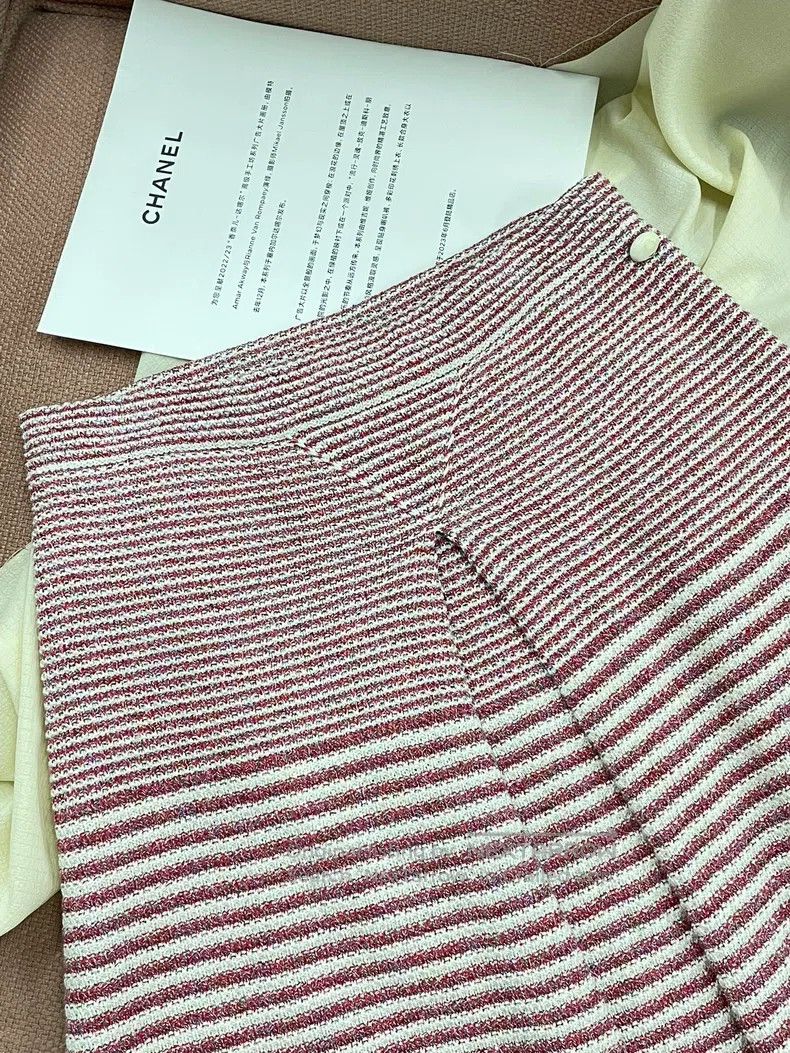 Chanel Chanel Red striped knitted skirt and short skirt Size 26" / US 2 / IT 38 - 2 Thumbnail